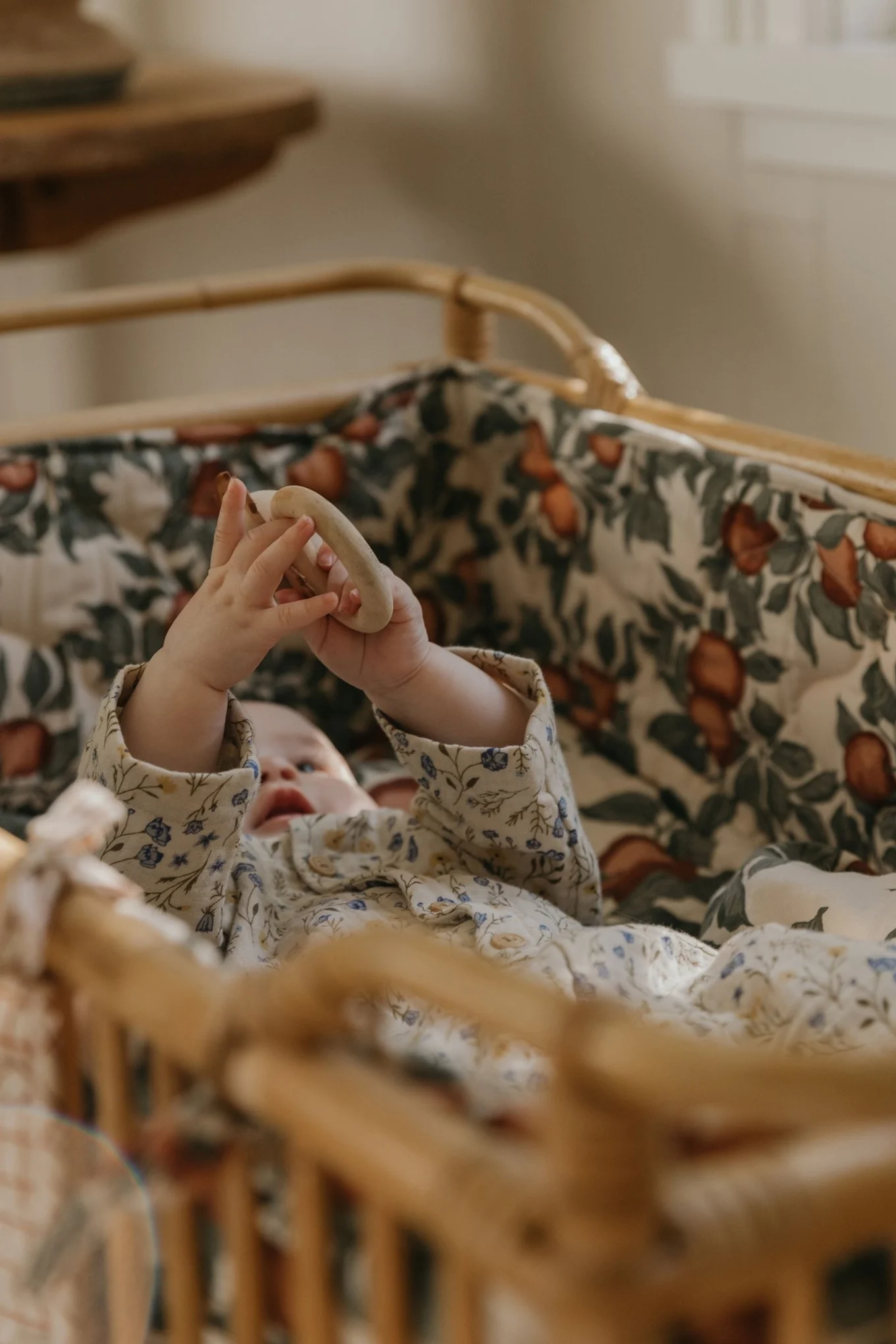 Le tour de lit Pomme Satin Quilted de Garbo&Friends assure la sécurité et le confort du bébé, ce qui en fait un cadeau parfait pour la baby shower.