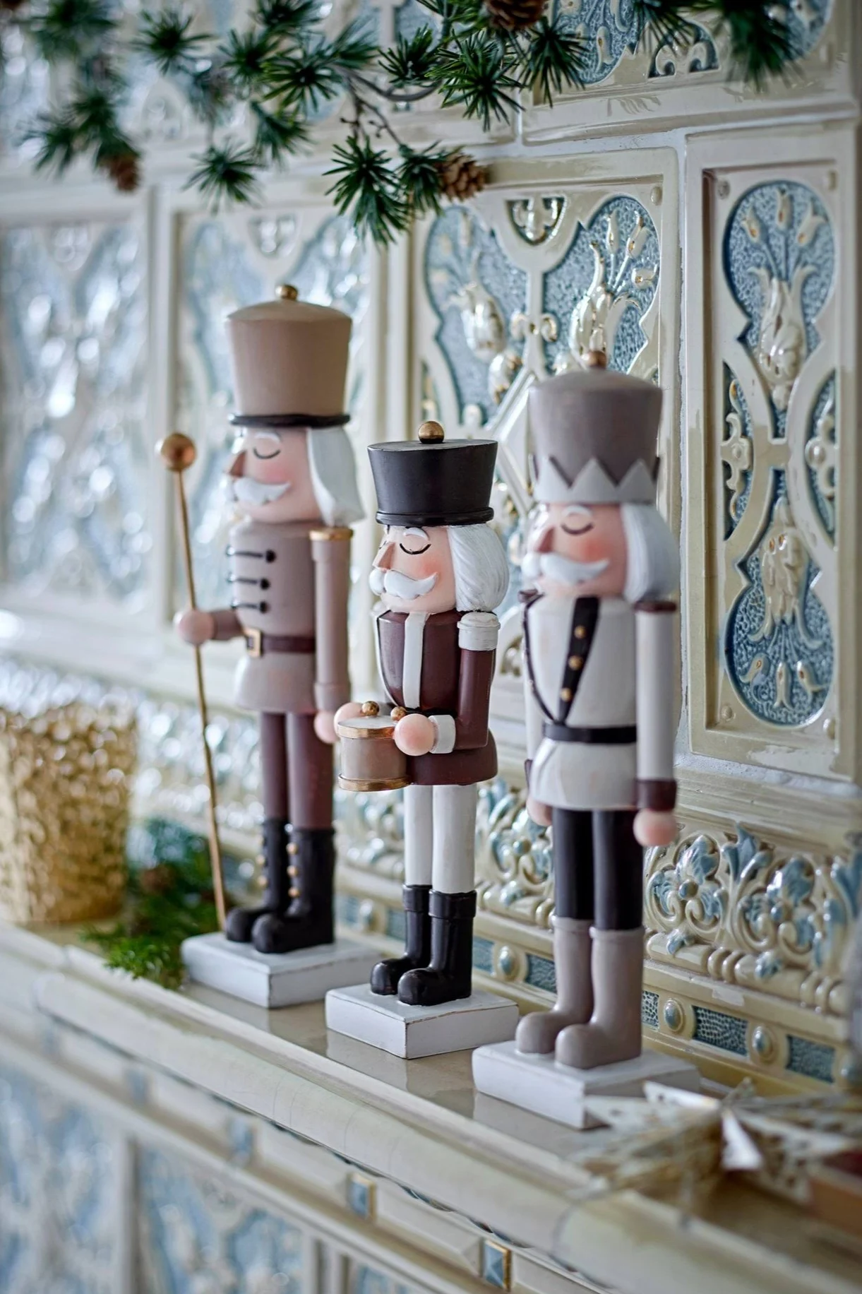 Le bougeoir Mistletoe de Cooee Design est un ajout traditionnel à votre décoration de Noël 2025.