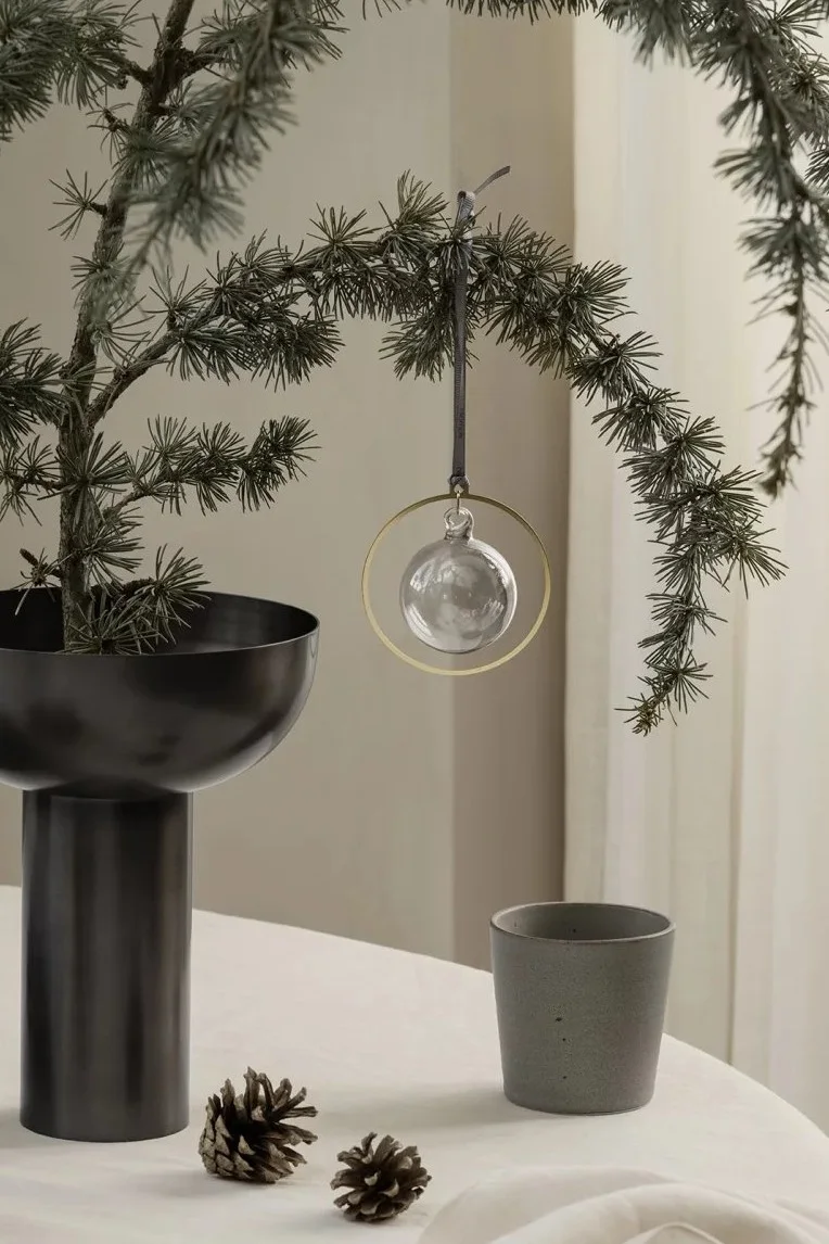 Le bougeoir Mistletoe de Cooee Design est un ajout traditionnel à votre décoration de Noël 2025.
