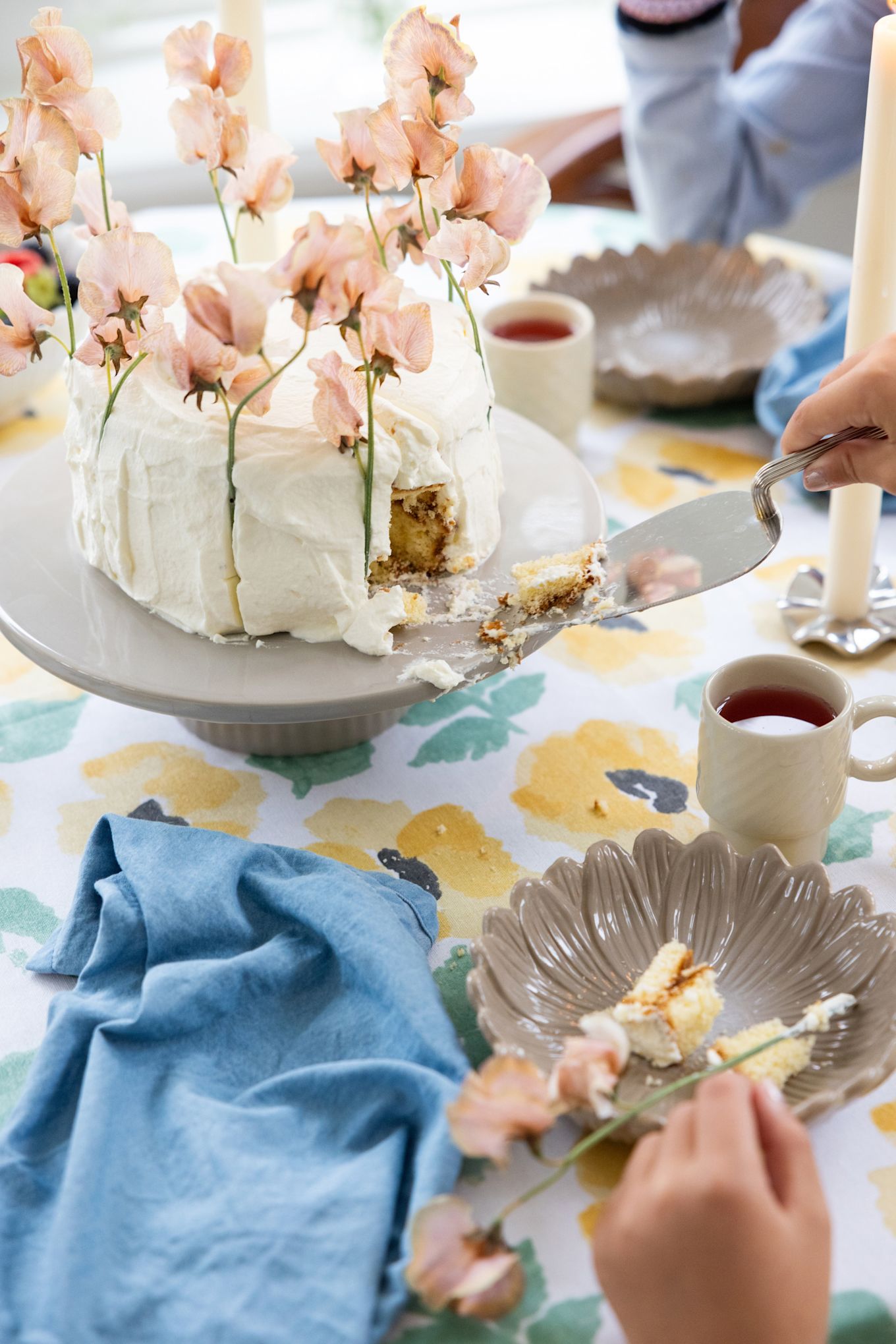 Une table colorée et printanière avec un grand gâteau, le tout de Sagaform.