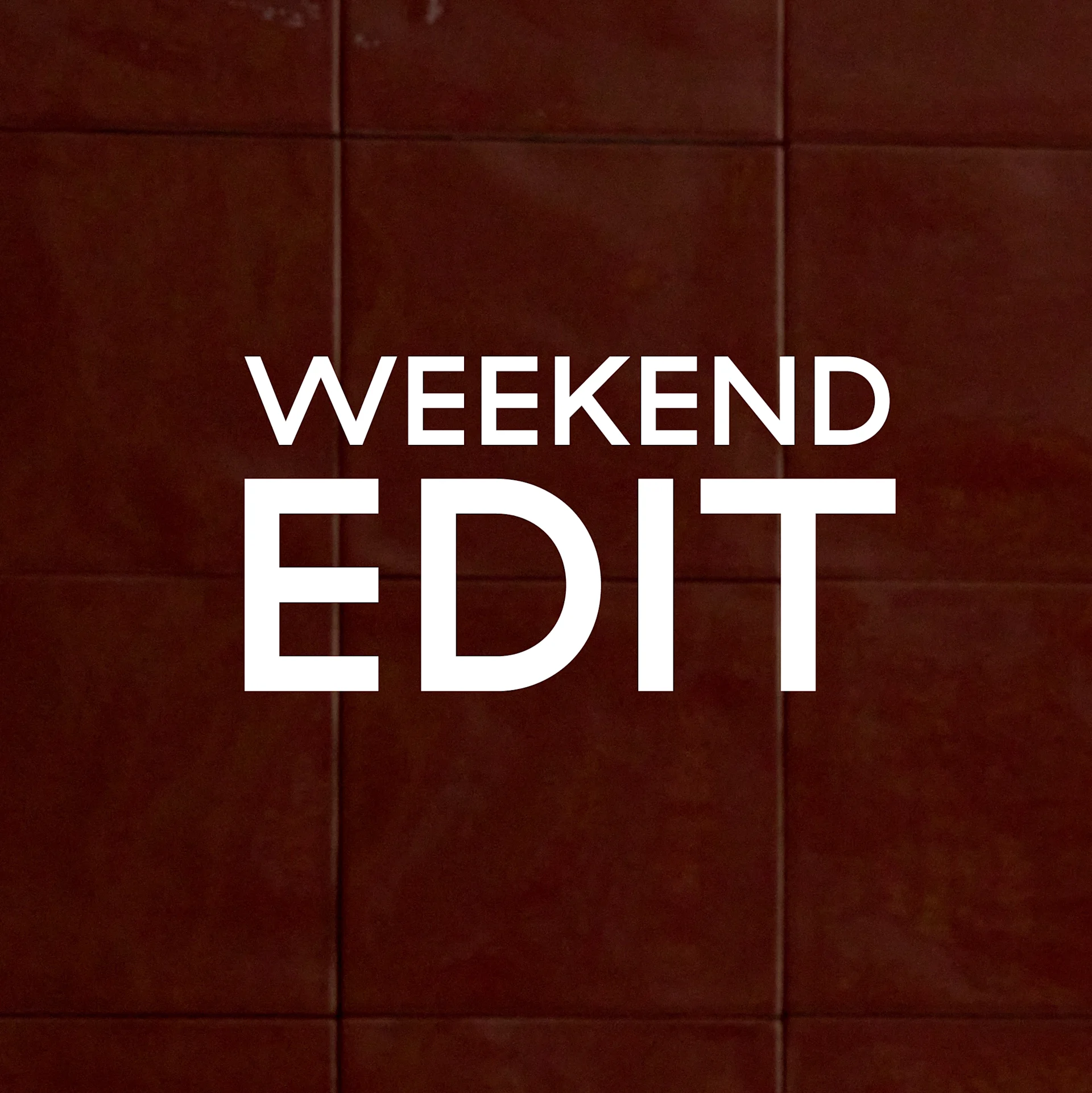 Deux chaises avec des assises tressées, une en bois clair, une noire, sur un plancher en bois. Texte : "Weekend Edit, Jusqu'à 50%"