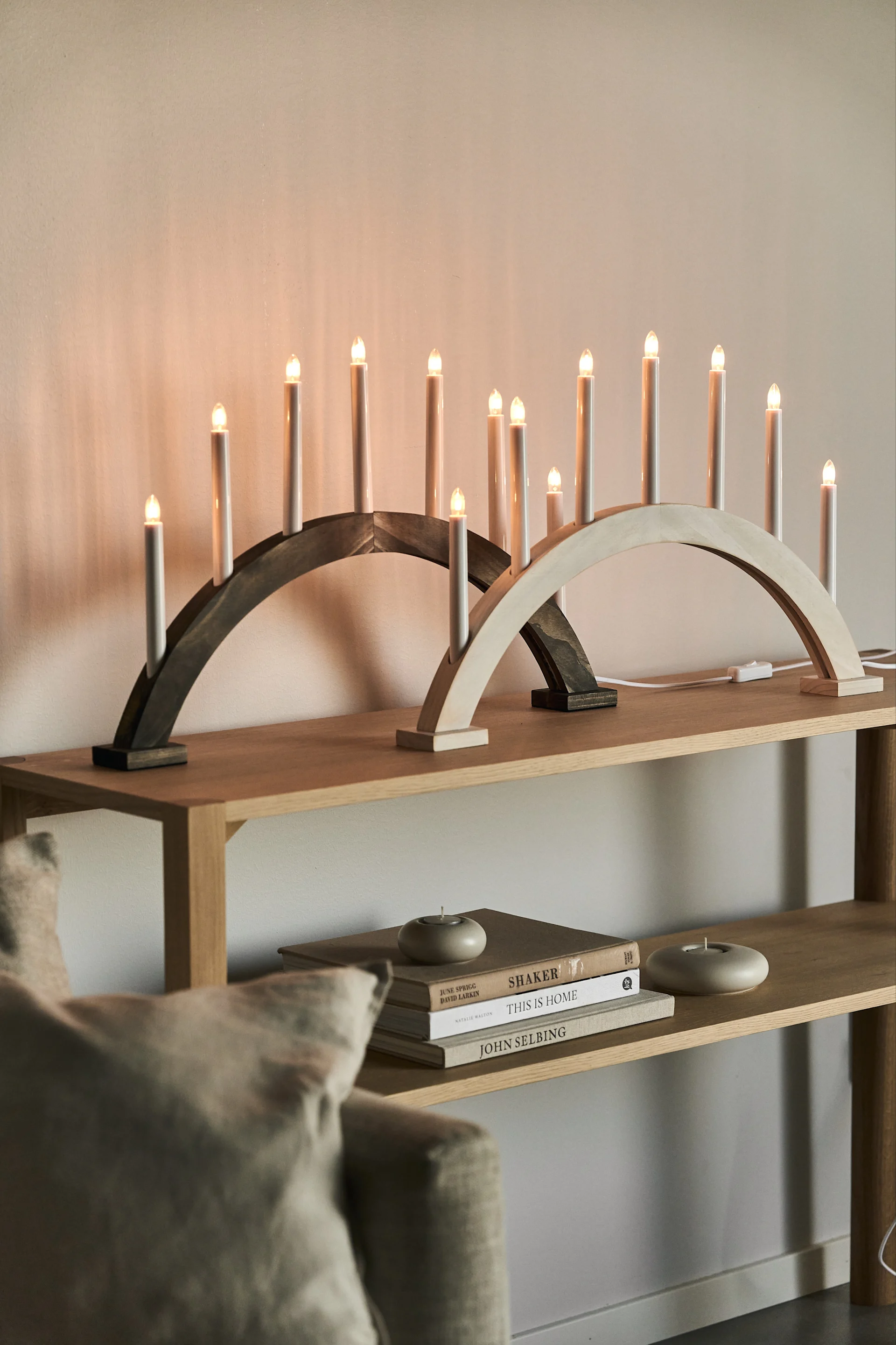 Décorer avec une décoration de Noël scandinave traditionnelle – La lampe de l’Avent Buzz de Star Trading est une lumière très populaire sur le rebord de la fenêtre pendant l’hiver scandinave.
