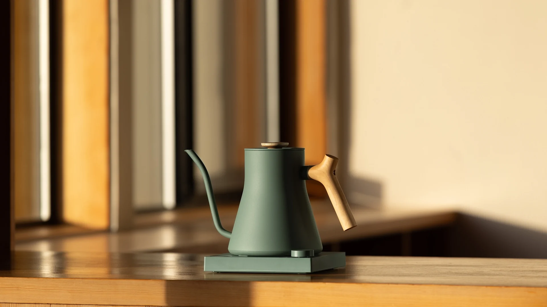 La bouillpore Stagg EKG sur une table en bois claire, sous une belle lumière du jour.