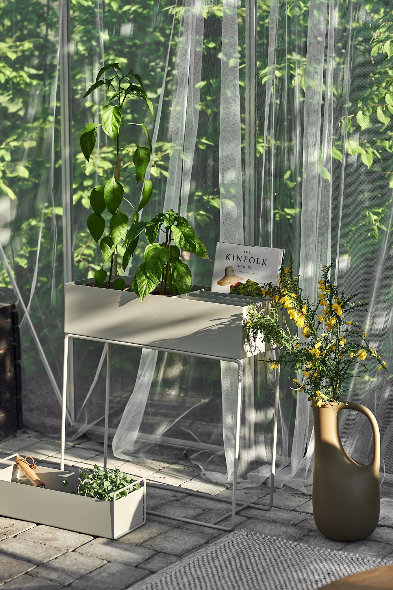 Idées de décoration pour un patio accueillant - Créez un patio accueillant en le décorant avec une boîte à plantes élégante et pratique de ferm LIVING pour vos plantes et pots ou pour le stockage.