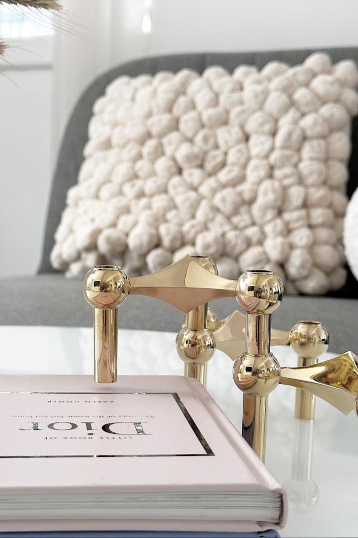 Boho et autres styles d'aménagement : pour le style d'aménagement scandinave luxueux, misez sur des éléments dorés, par exemple sous la forme du bougeoir Stoff Nagel, que l'on peut voir ici chez l'utilisatrice d'Instagram atikas_blog.