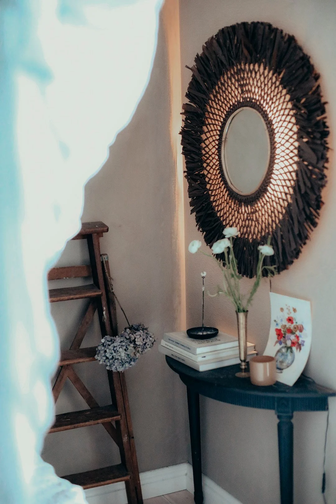 La décoration bohème parfaite : l’applique murale bohème avec miroir de Globen Lighting est accrochée dans une pièce décorée dans le style bohème.