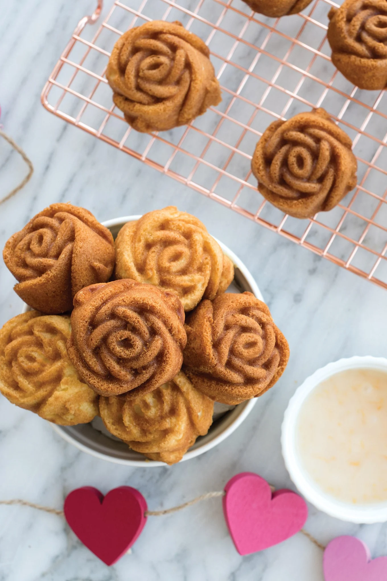 La Saint-Valentin à la maison : préparez des petits gâteaux en forme de rose pour votre chéri(e) à l'occasion de la Saint-Valentin, par exemple avec le moule à gâteau Rosebud de Nordic Ware.
