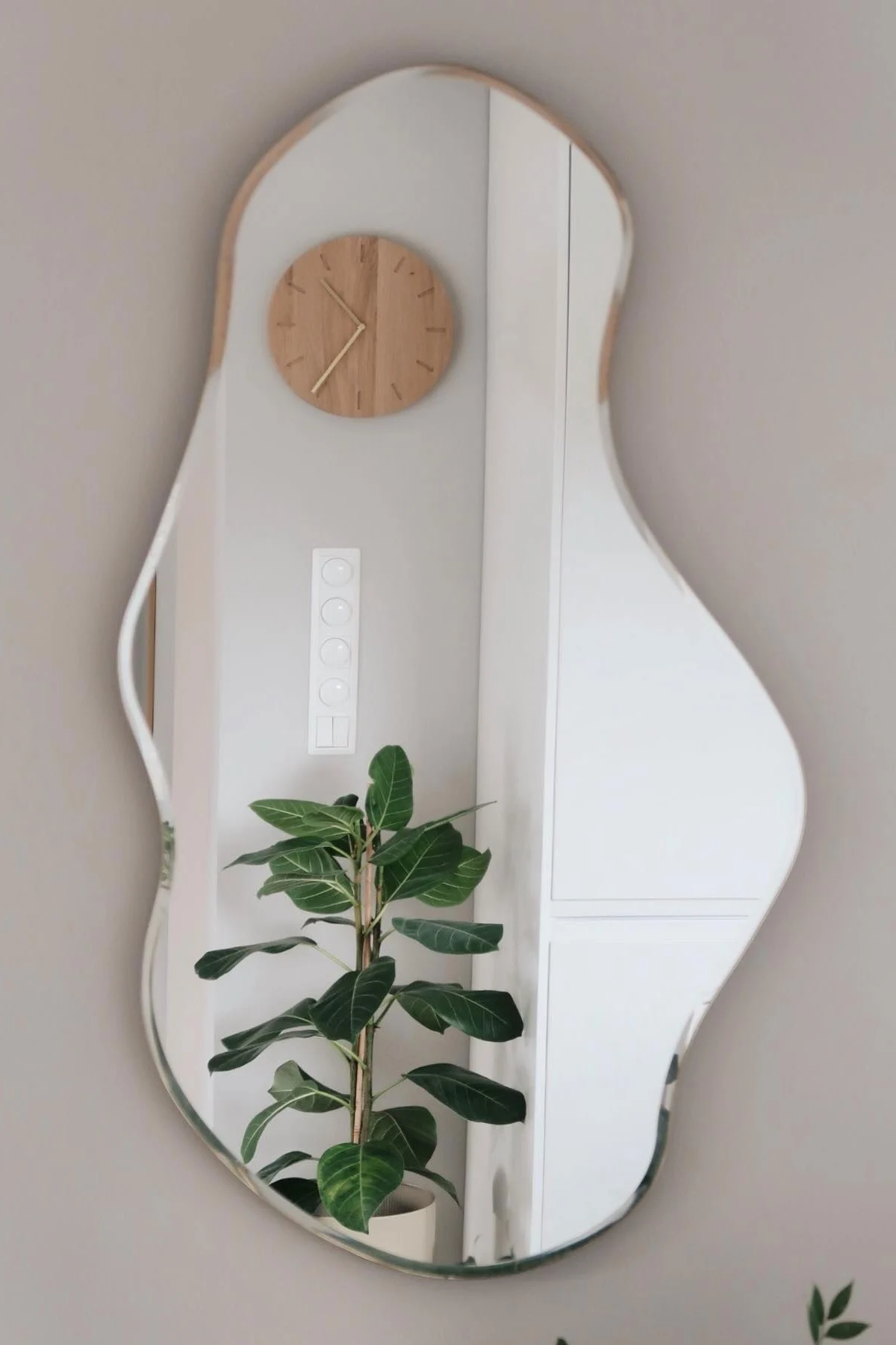 Les miroirs organiques, comme le miroir Pond de Ferm Living dans la maison de @casa_pedersen, conviennent particulièrement bien à l'aménagement intérieur selon les principes du Feng Shui.