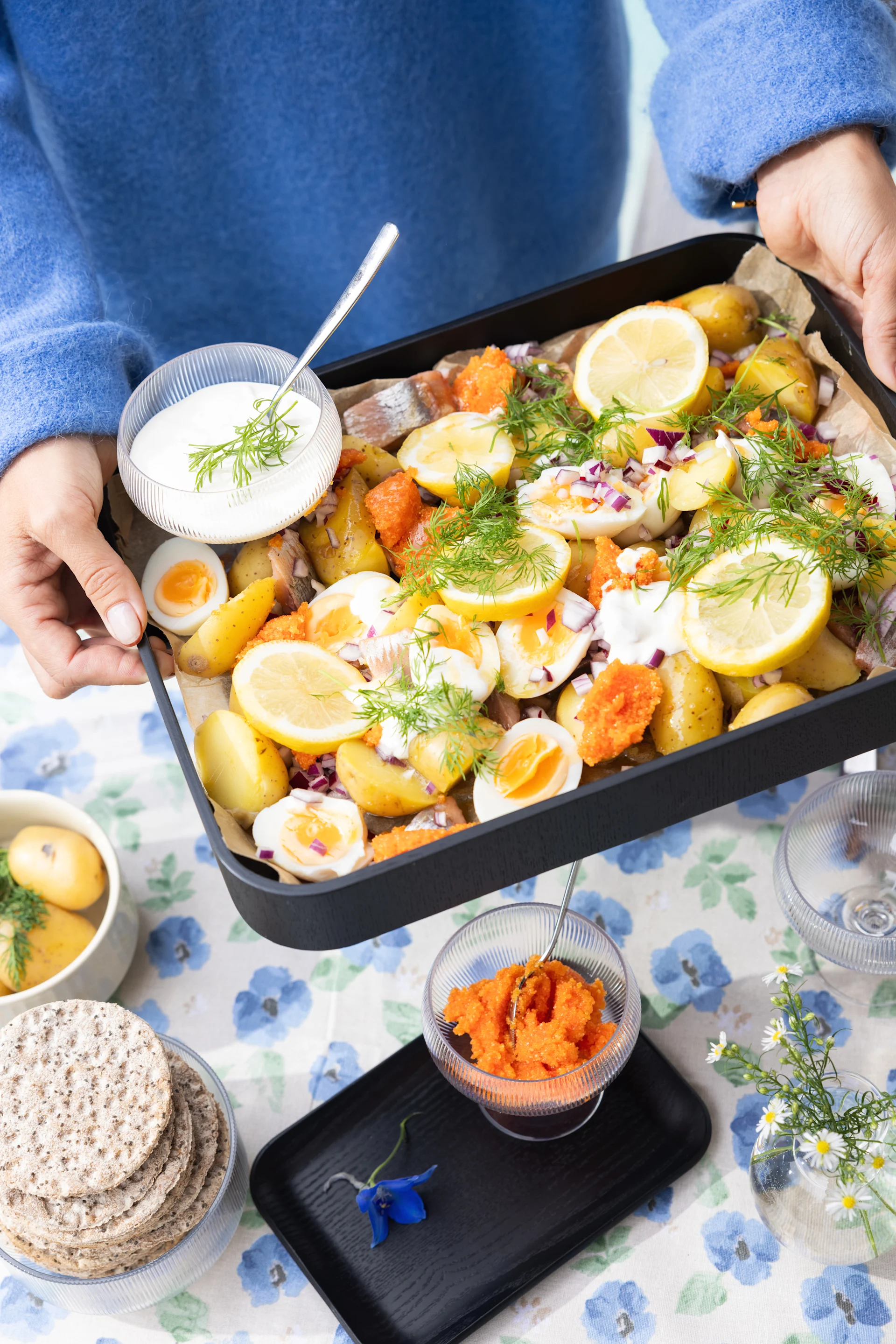 Découvrez des recettes d'été comme celle que vous voyez ici avec des pommes de terre, de l'aneth, du citron et du hareng salé.