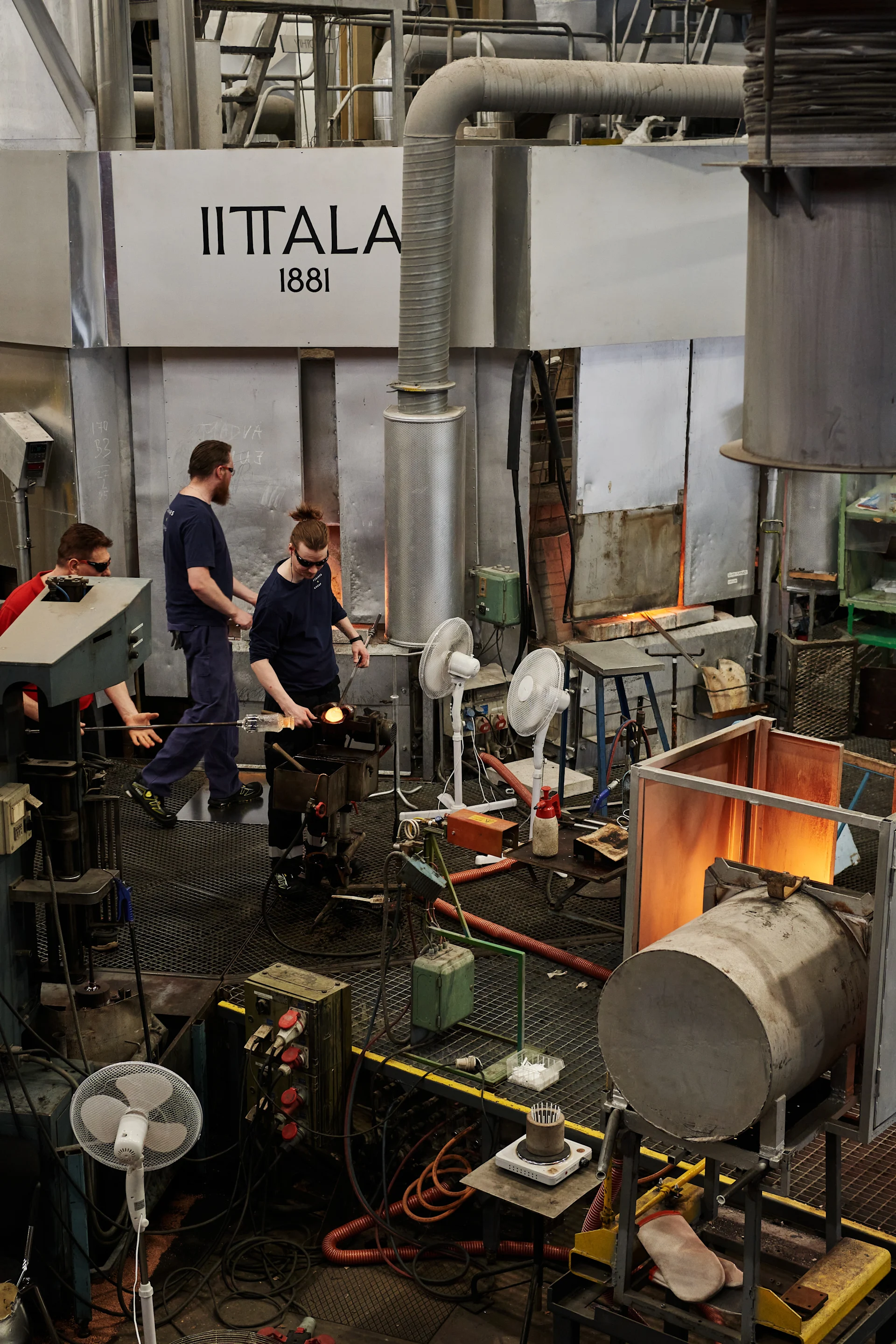 Ici, vous pouvez voir la production en action aux verreries Iittala en Finlande.