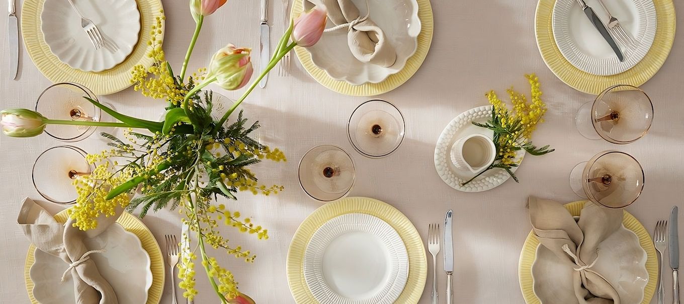 Une décoration de table colorée pour Pâques, composée d'assiettes Stripes de Mateus, de verres de Byon et de serviettes de Scandi Living.