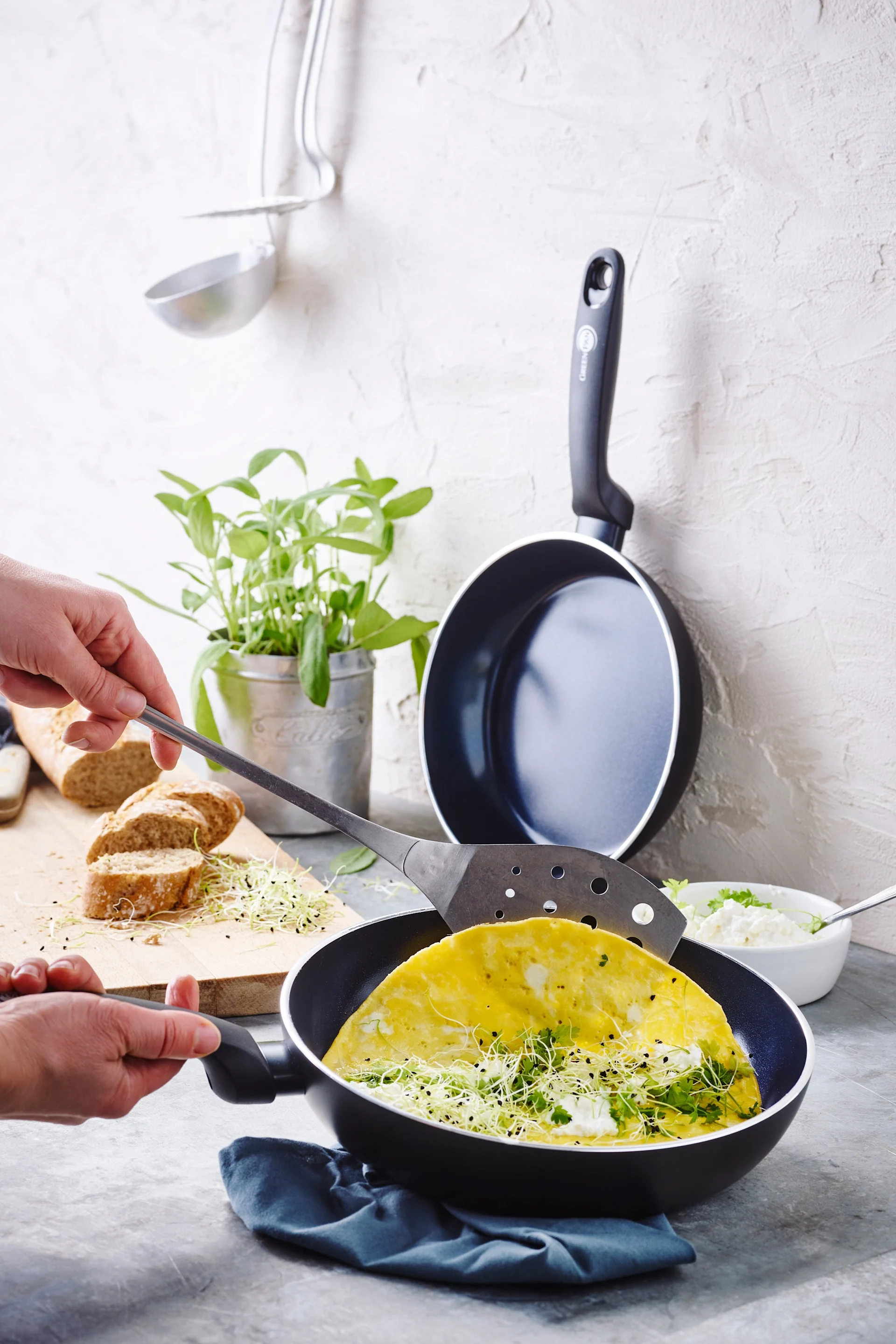 Une omelette est préparée dans l'ensemble de poêles à revêtement antiadhésif Torino de GreenPan.