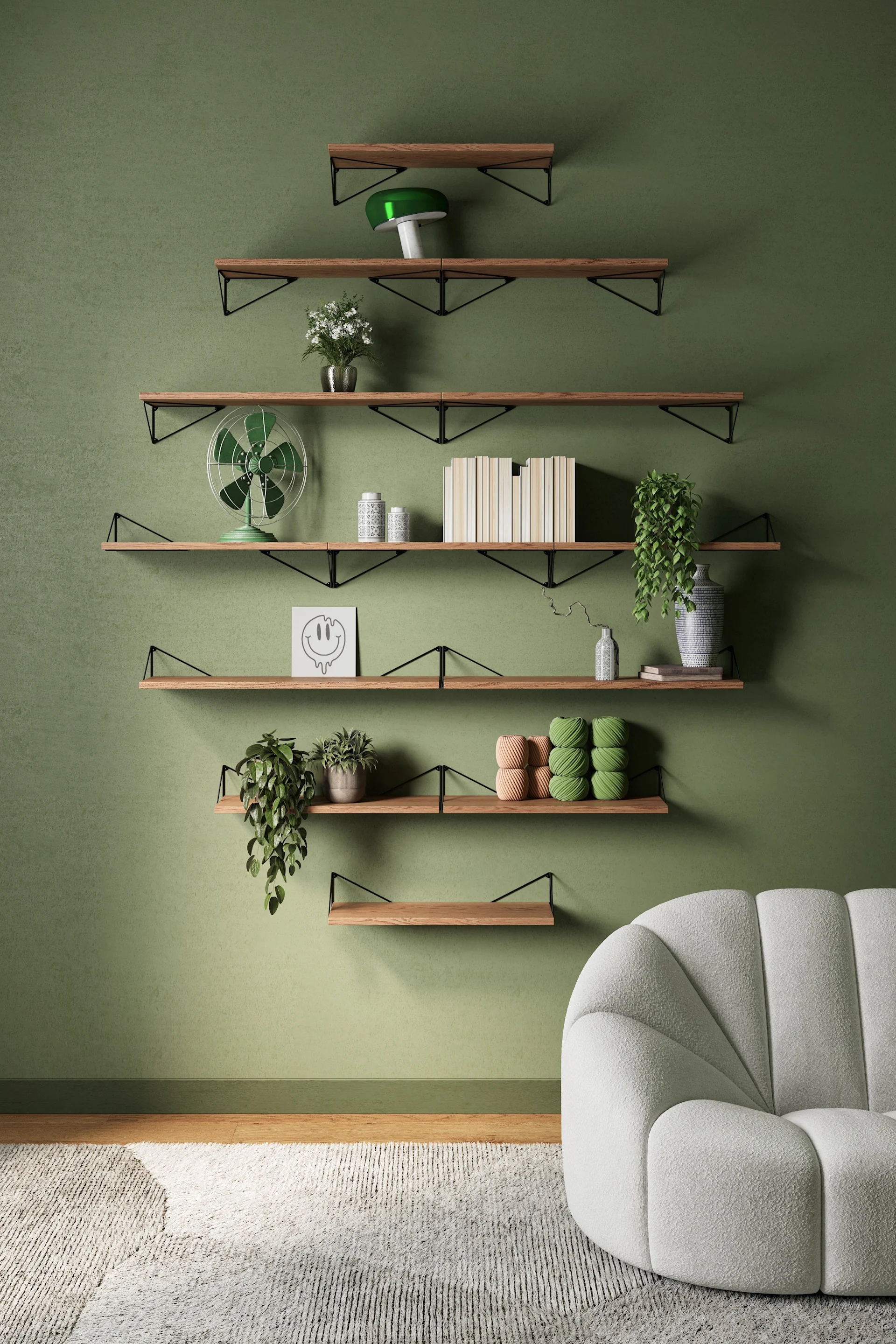 Un mur vert avec des étagères en bois décorées de plantes, de livres, d'un ventilateur rétro, d'une lampe champignon verte et d'un fauteuil blanc texturé sur un tapis.