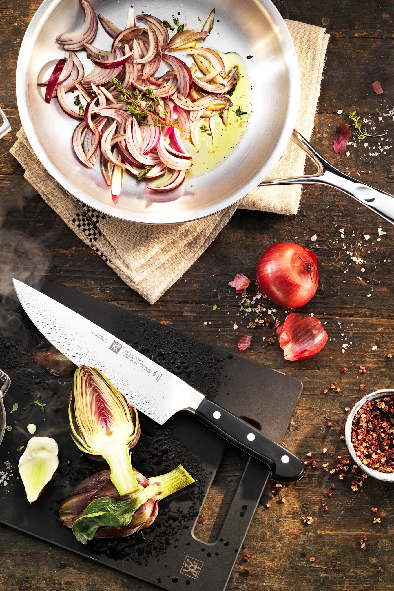 Ici, les oignons sont sautés dans la poêle Proline de Demeyere.