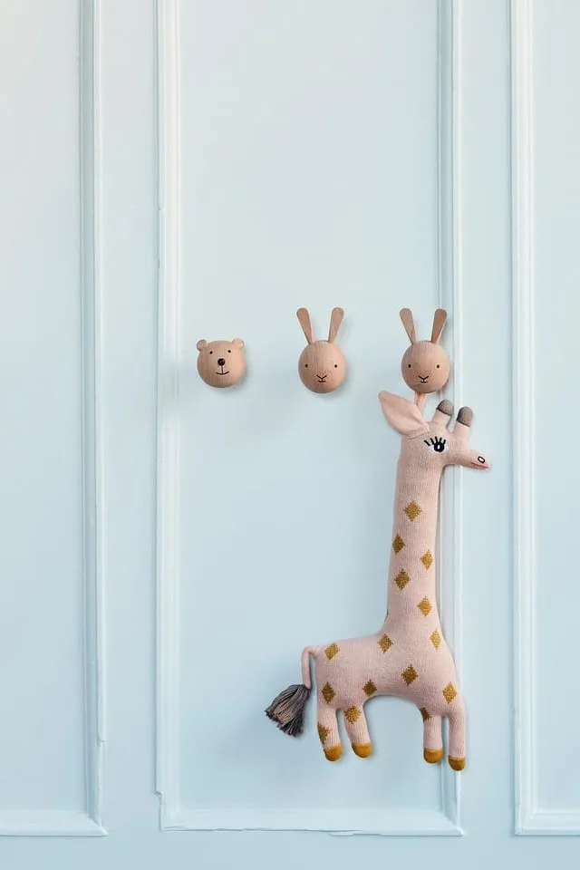 Les accessoires pratiques pour la vie quotidienne sont un cadeau très apprécié pour la baby shower. Ici, vous voyez les mini crochets muraux en forme d'ours et de lapin de OYOY, qui veillent à ce que les objets importants pour les nouveaux parents soient toujours à portée de main, comme par exemple la Giraffe Baby Guggi , également de OYOY.