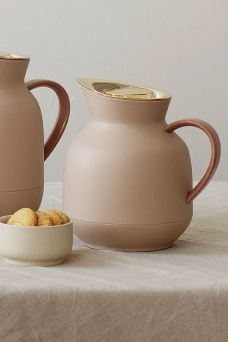 Un super cadeau pour la baby shower peut aussi être un cadeau pour la mère. Les nouvelles mamans devraient boire beaucoup, en particulier du thé - offrez par exemple le thermos Amphora en Soft peach de Stelton.