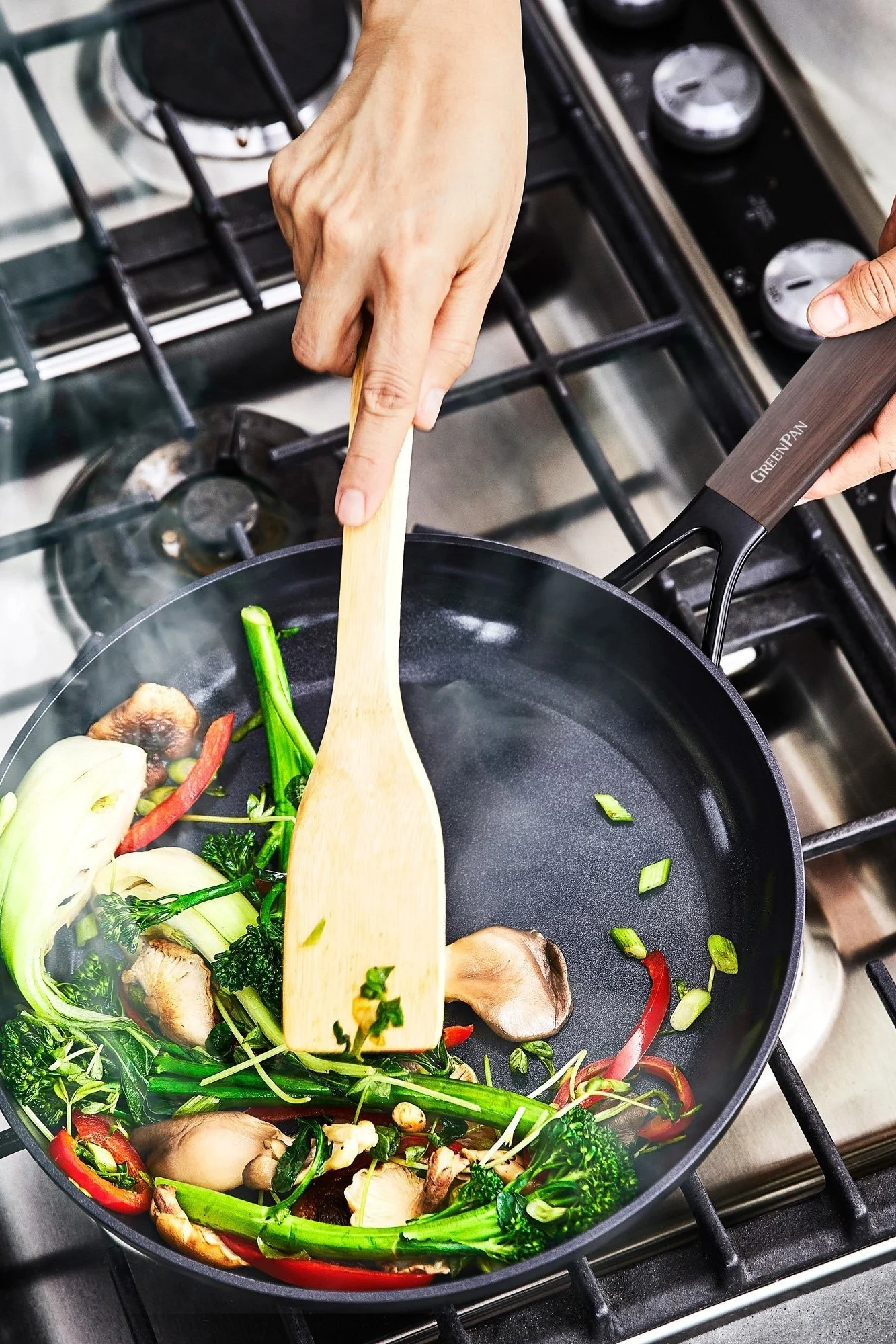 Dans la poêle Eco Smartshape de GreenPan, on fait revenir des légumes asiatiques.