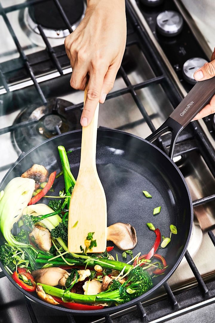 Dans la poêle Eco Smartshape de GreenPan, on fait revenir des légumes asiatiques.