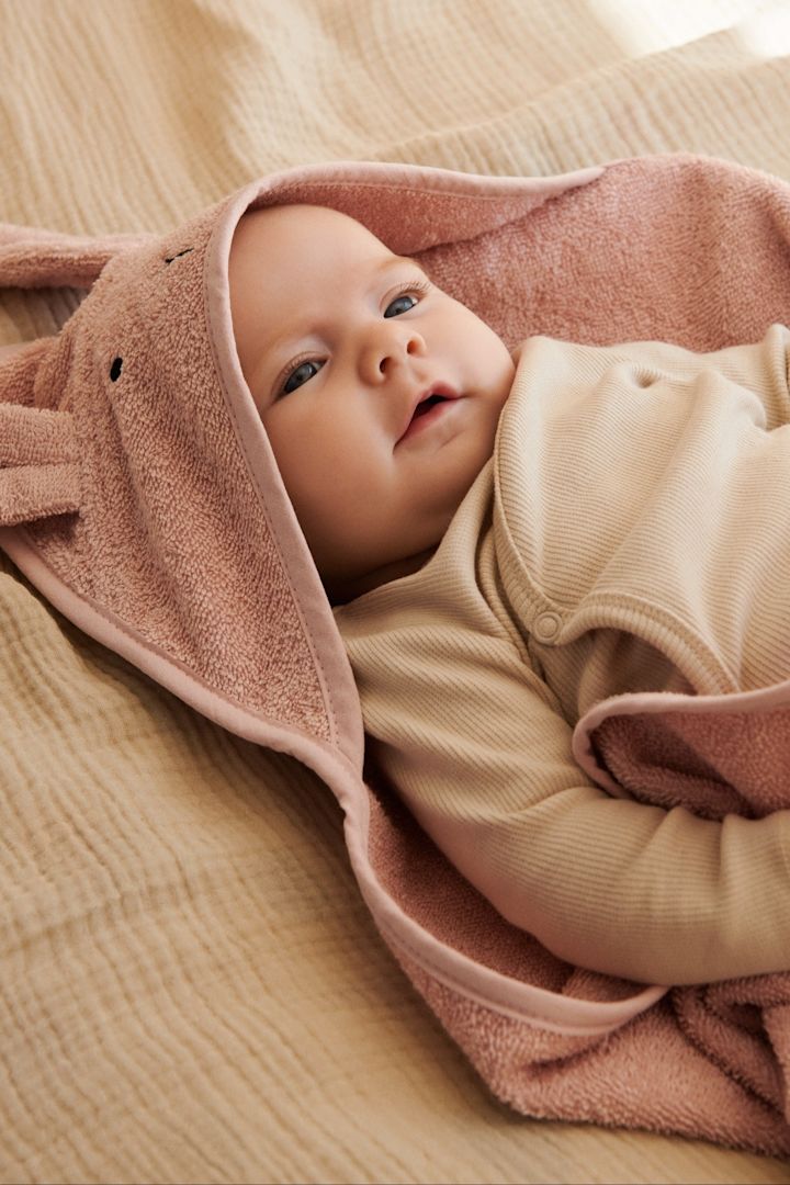 Les serviettes de bain à capuche comme la serviette à capuche Sand Terry de Garbo&Friends permettent de garder bébé au chaud après le bain, lorsqu'il est particulièrement exposé au froid. C'est pourquoi les serviettes de bain comme celle-ci sont un excellent cadeau pour la baby shower.