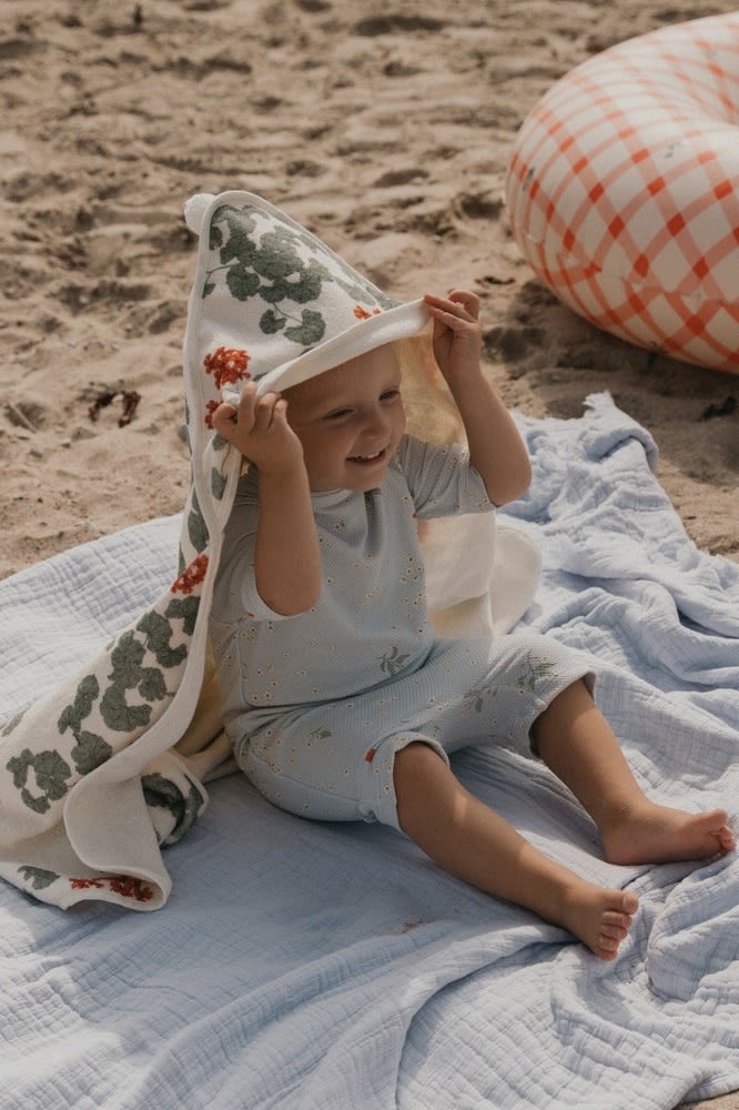 Les serviettes de bain à capuche comme la serviette à capuche Sand Terry de Garbo&Friends permettent de garder bébé au chaud après le bain, lorsqu'il est particulièrement exposé au froid. C'est pourquoi les serviettes de bain comme celle-ci sont un excellent cadeau pour la baby shower.