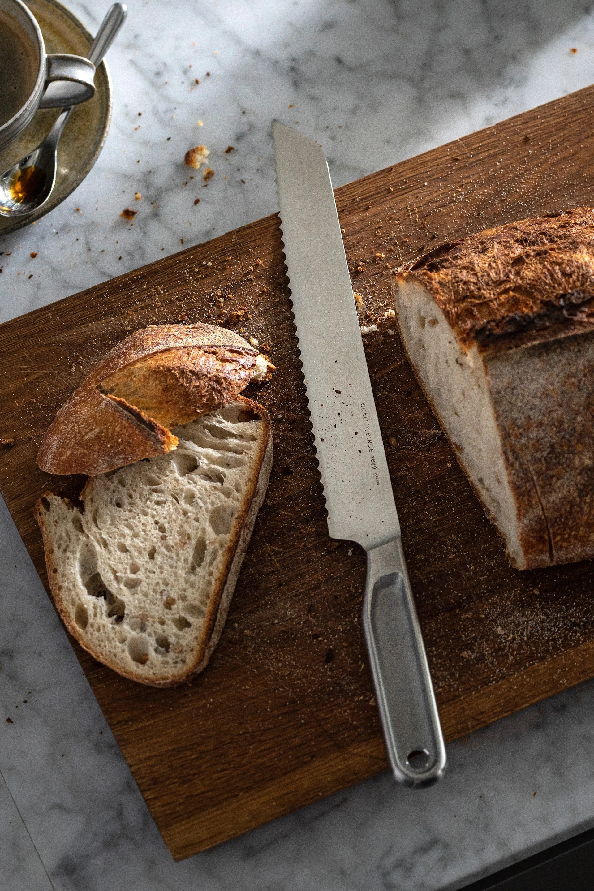 Le couteau de cuisine All Steel de Fiskars est polyvalent, comme ici par exemple pour préparer des brioches à la cannelle, ce qui en fait un excellent cadeau pour la fête des pères.