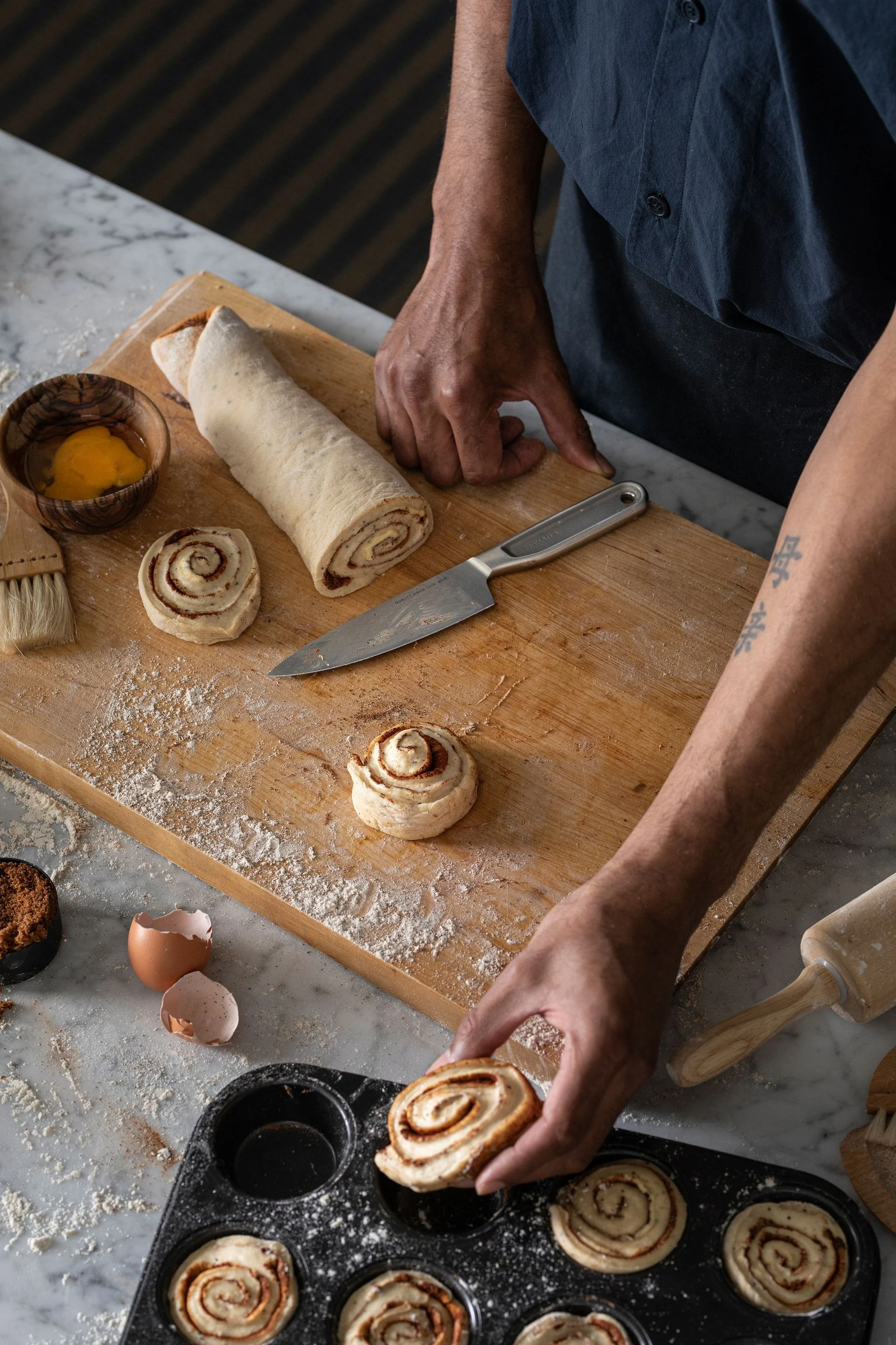 Le couteau de cuisine All Steel de Fiskars est polyvalent, comme ici par exemple pour préparer des brioches à la cannelle, ce qui en fait un excellent cadeau pour la fête des pères.