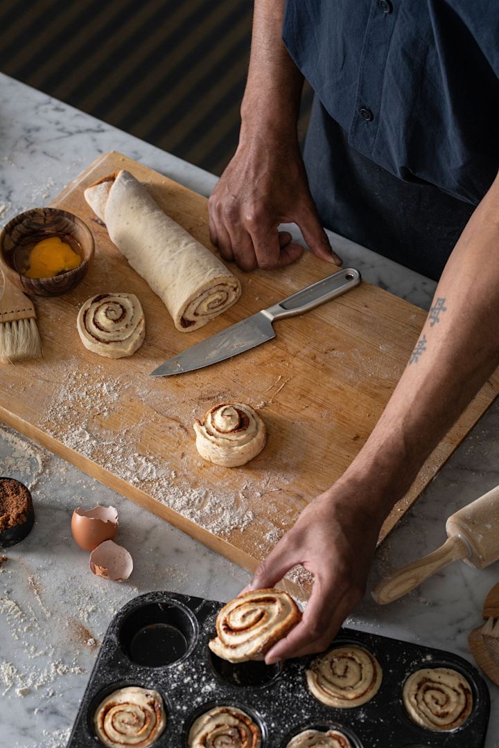 Le couteau de cuisine All Steel de Fiskars est polyvalent, comme ici par exemple pour préparer des brioches à la cannelle, ce qui en fait un excellent cadeau pour la fête des pères.
