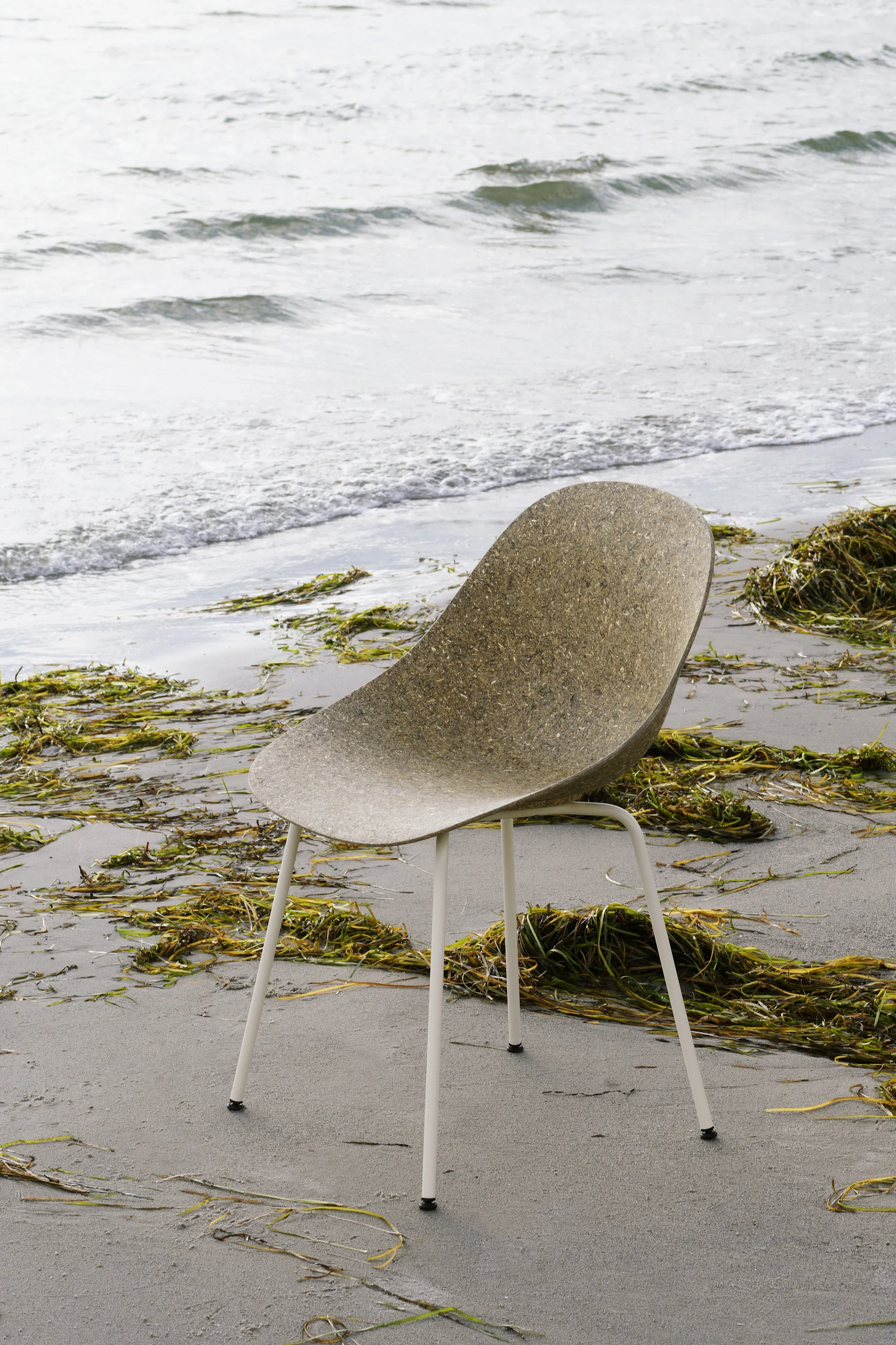 Le design circulaire continue d'être une tendance de la décoration intérieure scandinave en 2025, ici avec la chaise Mat de Normann Copenhagen, dont l'assise est faite de chanvre et d'herbes marines.