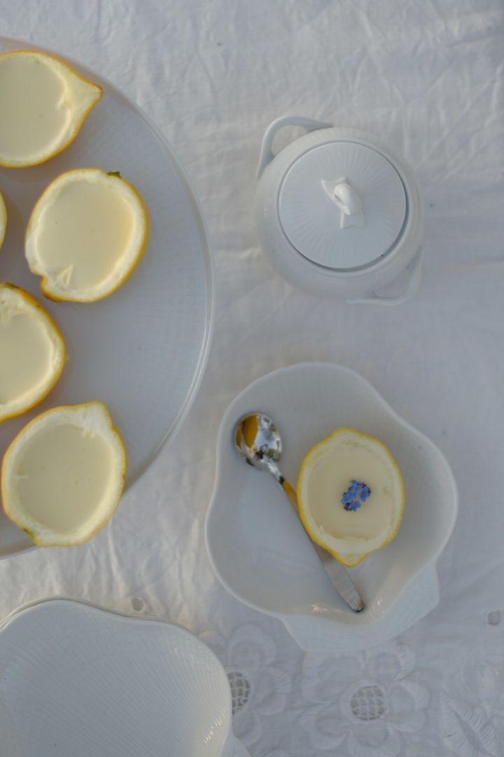 La crème au citron est le dessert parfait pour l'été. Ici, @khouri.julia a dressé la crème dans des demi-citrons sur l'assiette Swedish Grace de Rörstrand, sur une table nappée de blanc.