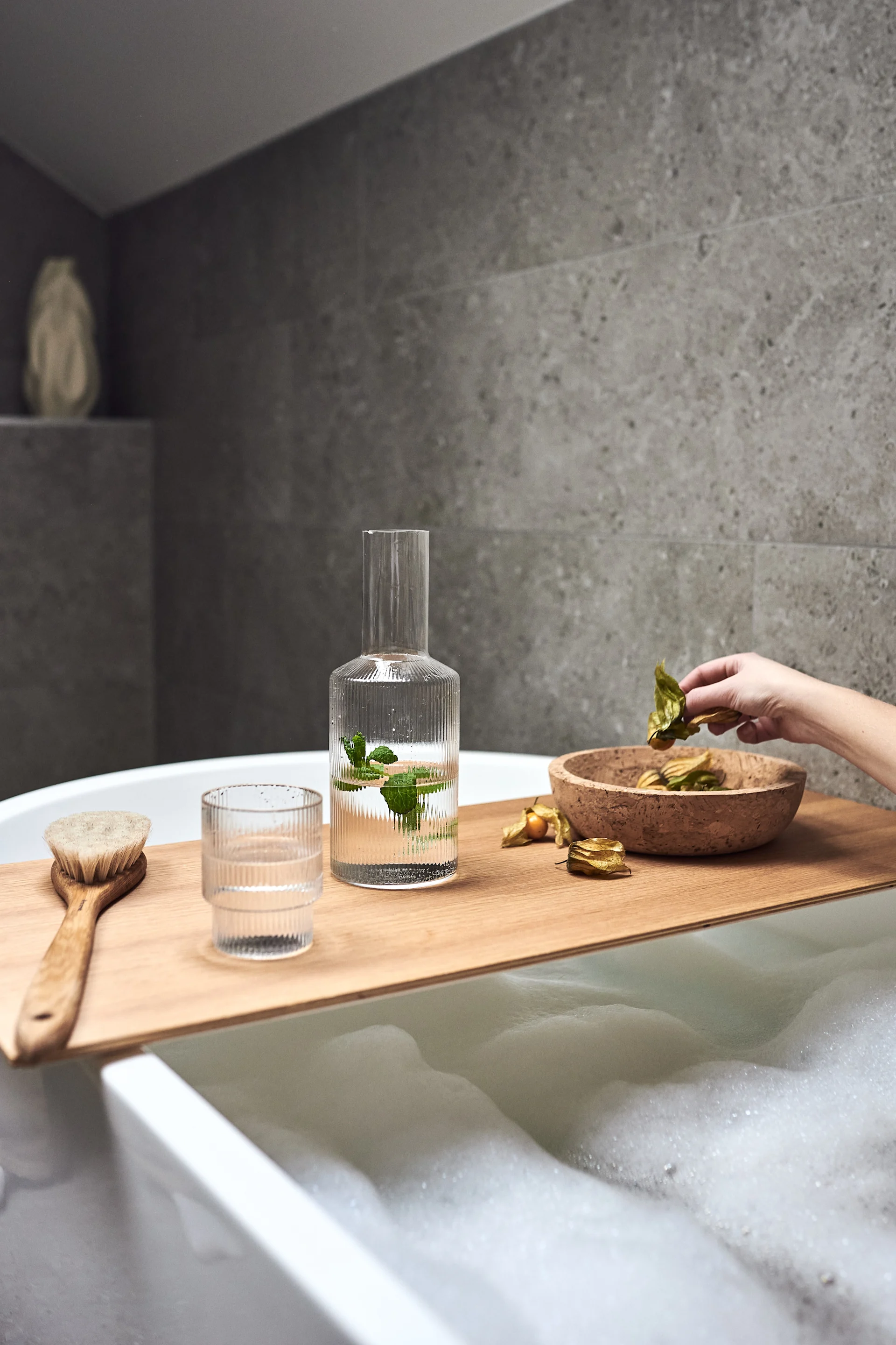 Des idées de décoration de spa pour des moments de détente comme celui-ci dans votre propre maison. Profitez d'un bain moussant relaxant avec la carafe Ripple remplie d'eau citronnée et le bol Formgatan rempli de fruits à grignoter. 