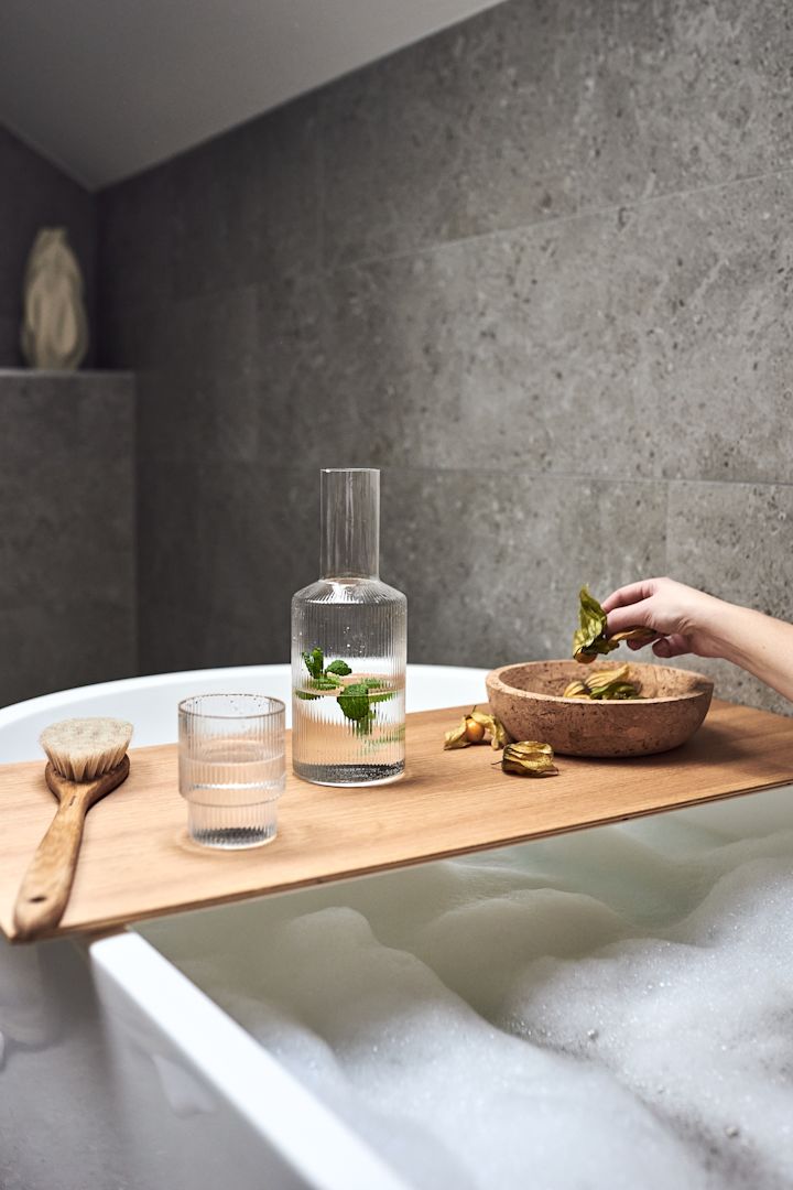 Des idées de décoration de spa pour des moments de détente comme celui-ci dans votre propre maison. Profitez d'un bain moussant relaxant avec la carafe Ripple remplie d'eau citronnée et le bol Formgatan rempli de fruits à grignoter. 