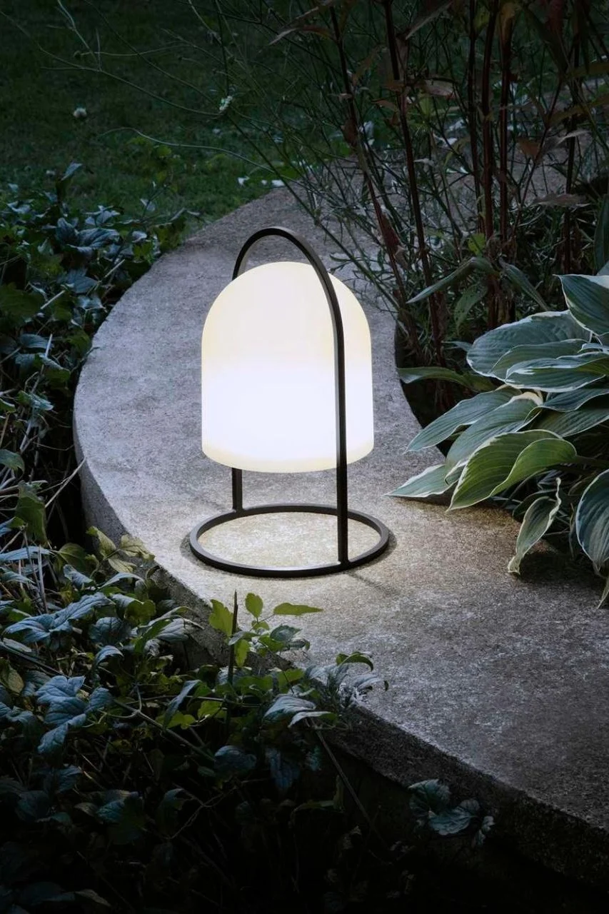 Éclairez les allées du jardin avec des lanternes et des photophores d'extérieur, par exemple avec la lampe solaire SunLight de Eva Solo.