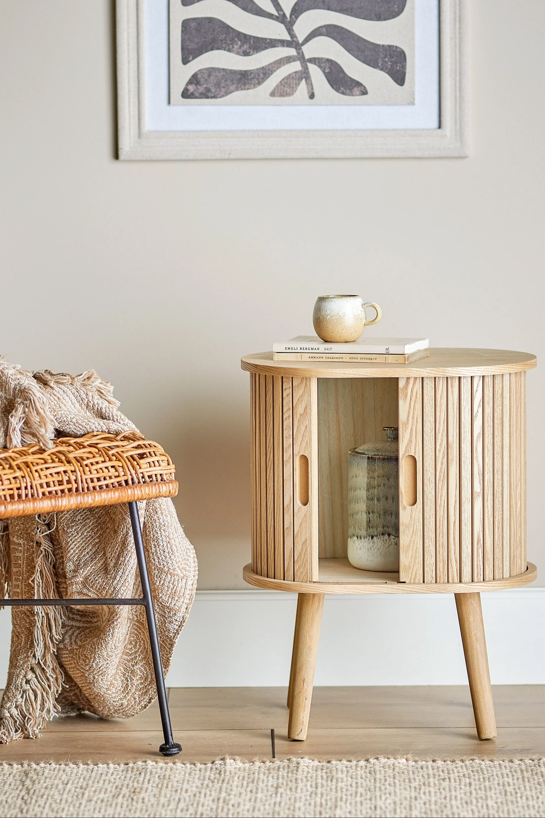 L’armoire Salento de Bloomingville, grâce à son design, constitue la décoration bohème parfaite et se trouve ici dans un salon.