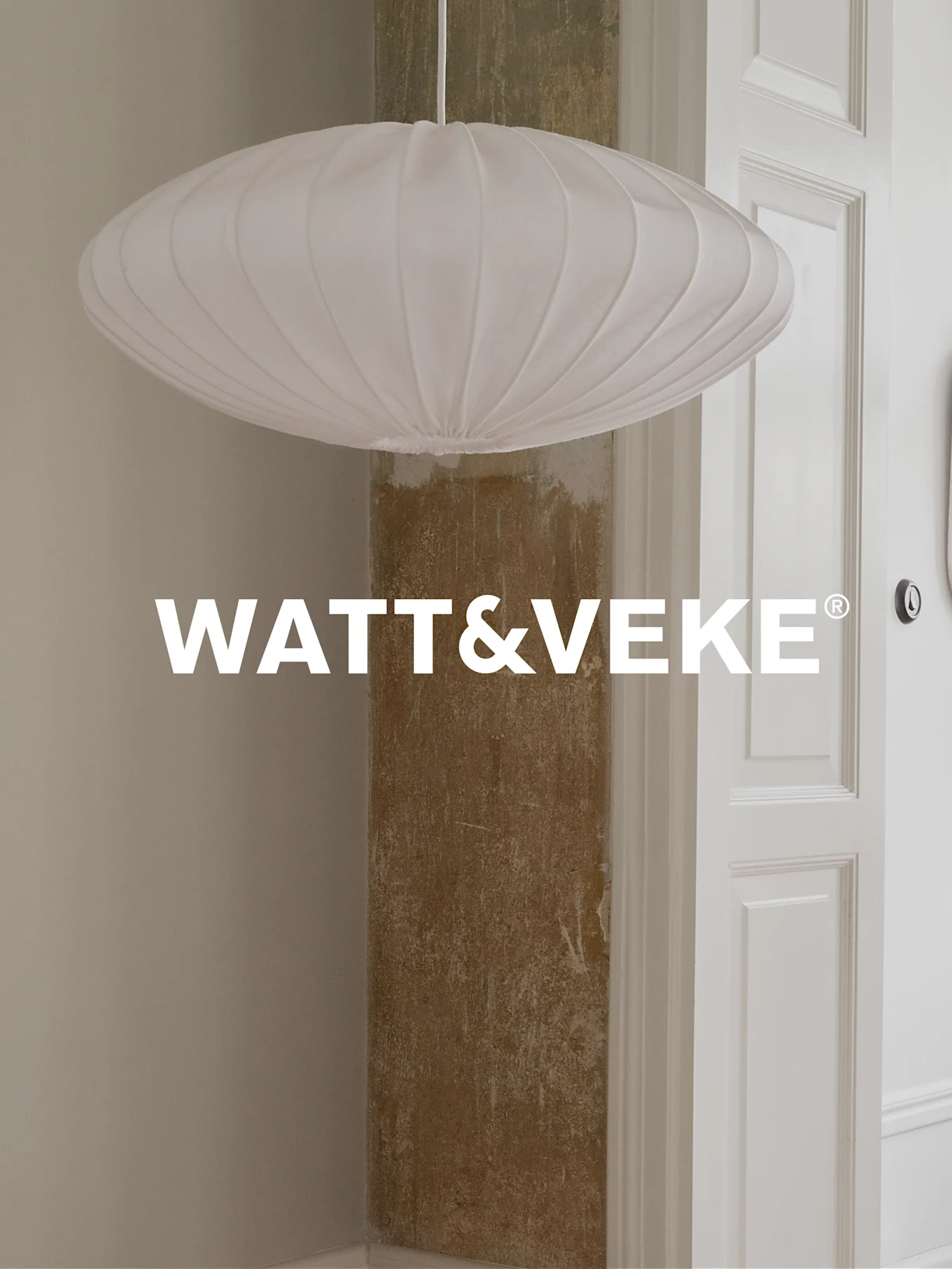 Une lampe suspension blanche, plissée et ovale dans une pièce, avec le logo WATT&VEKE.