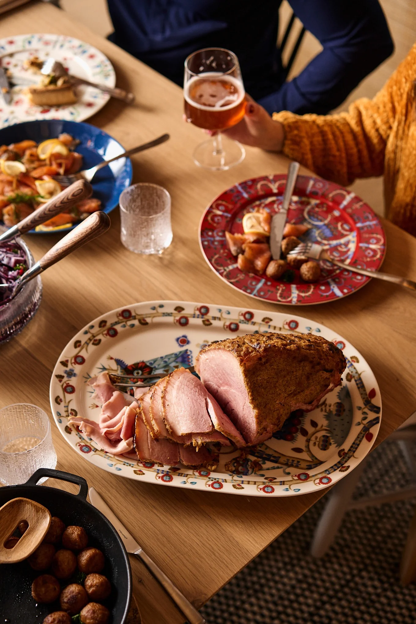 Noël suédois : un jambon tranché trône sur une table de Noël traditionnelle suédoise.