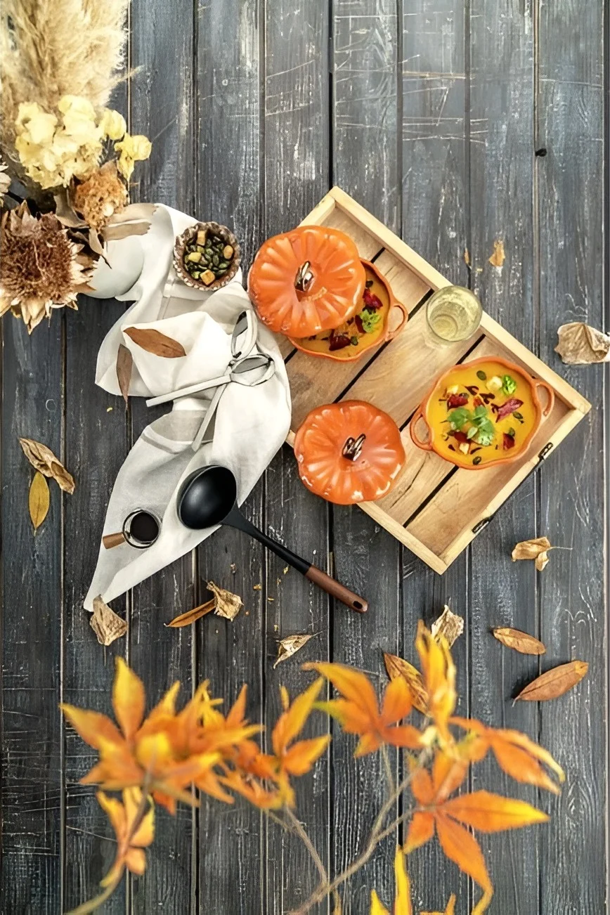 Dans notre liste de choses à faire en automne, nous vous donnons de nombreux conseils sur ce que vous pouvez faire de scandinave cet automne - par exemple, servir une soupe de potiron dans la forme de potiron de Staub.