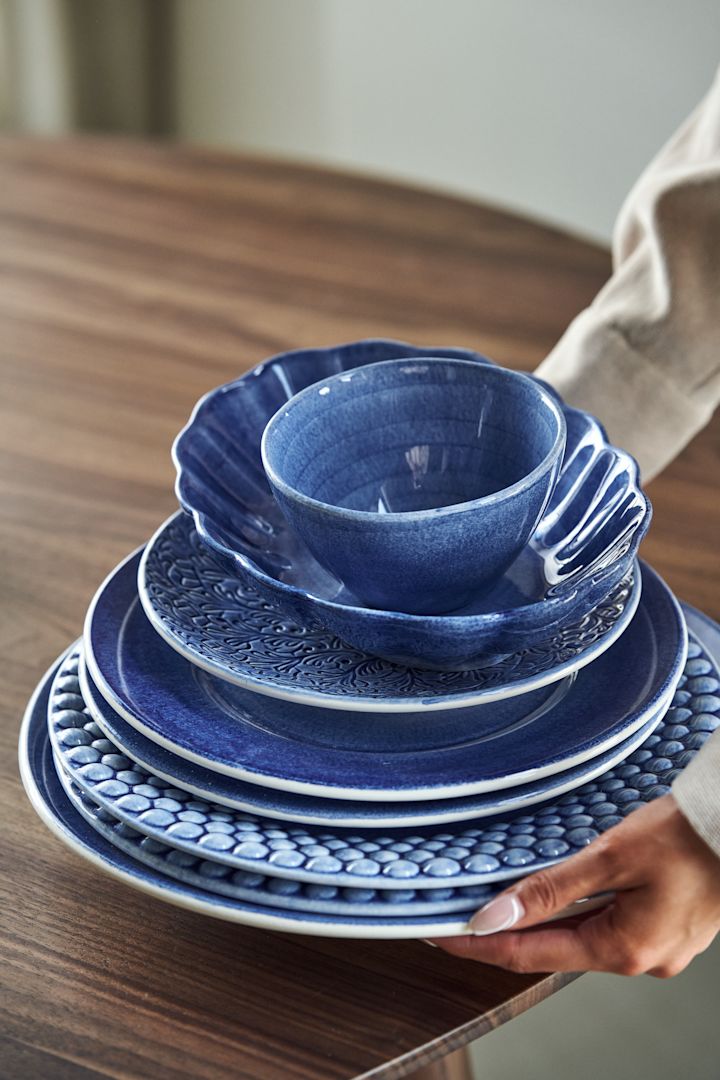 Disposez une collection d’assiettes et de bols des séries Mateus MSY, Oyster, Lace, Basic et Bubbles.