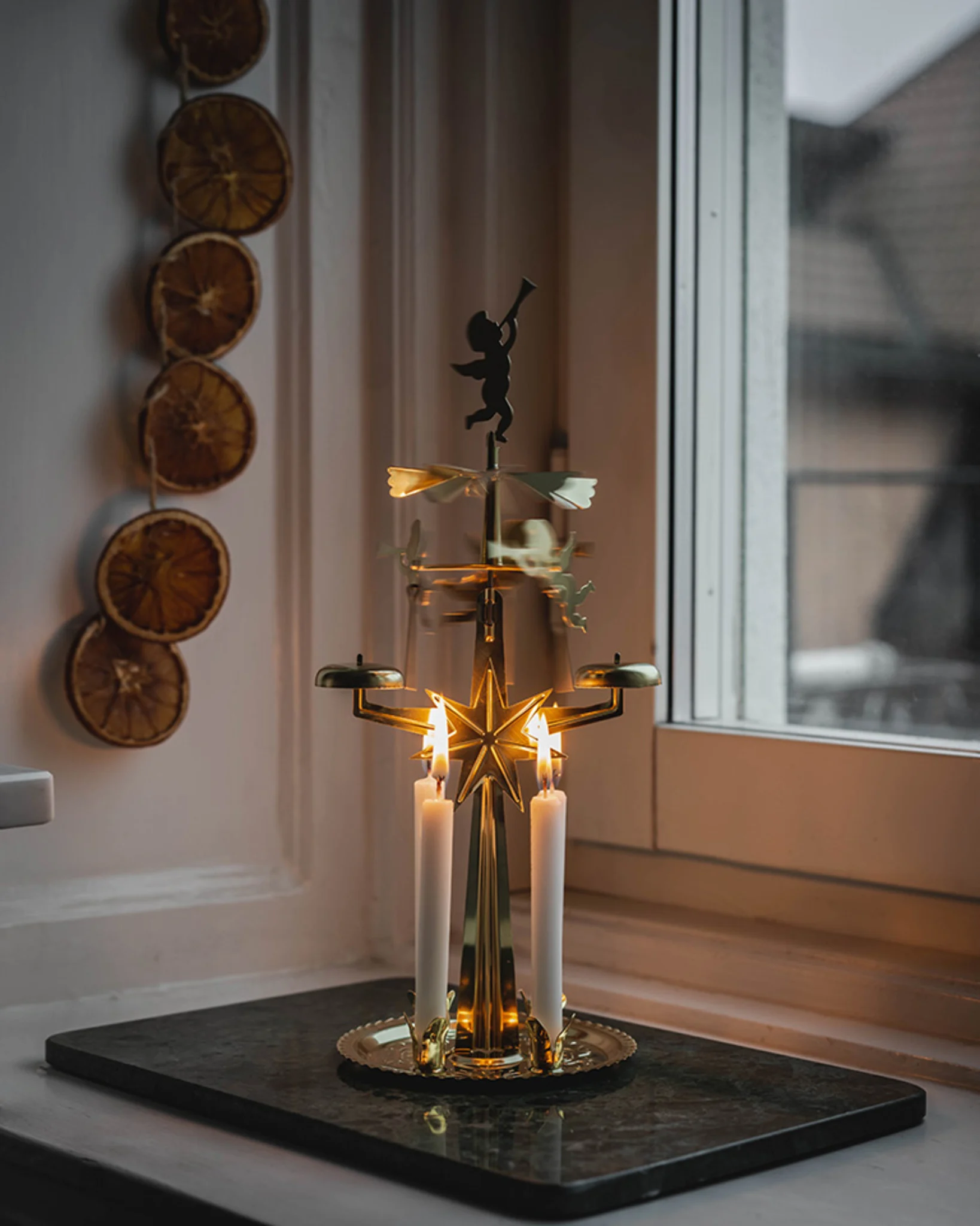 Sur le rebord d'une fenêtre se trouve un jeu d'anges, une décoration typique de Noël en Suède.