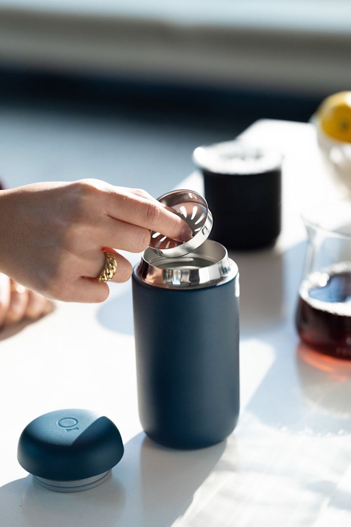 Emportez simplement votre café avec vous — avec le mug thermos bleu Carter de Fellow, présenté ici sur une table de cuisine.