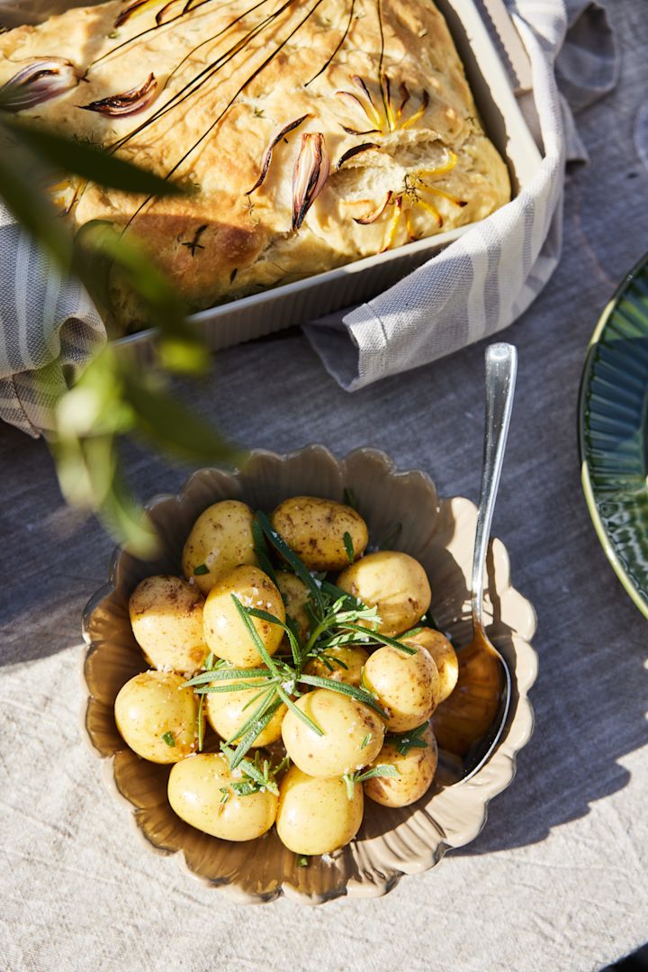 Les pommes de terre nouvelles sont un ajout populaire à de nombreuses recettes estivales. Vous voyez ici un bol en forme de fleur de Sagaform rempli de pommes de terre nouvelles.