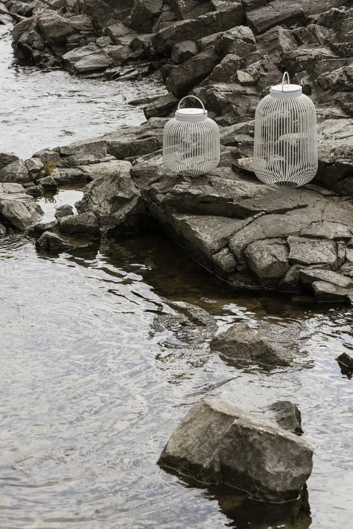 Lanternes et photophores pour l'extérieur - ici, vous voyez la lanterne Lito de Blomus en Nomad de différentes tailles posée dans un couloir.