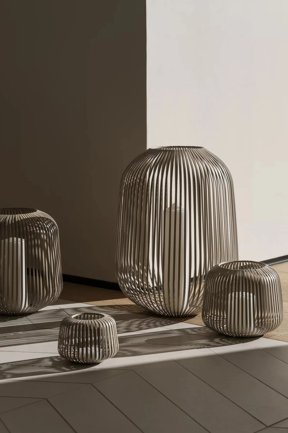 Lanternes et photophores pour l'extérieur - ici, vous voyez la lanterne Lito de Blomus en Nomad de différentes tailles posée dans un couloir.