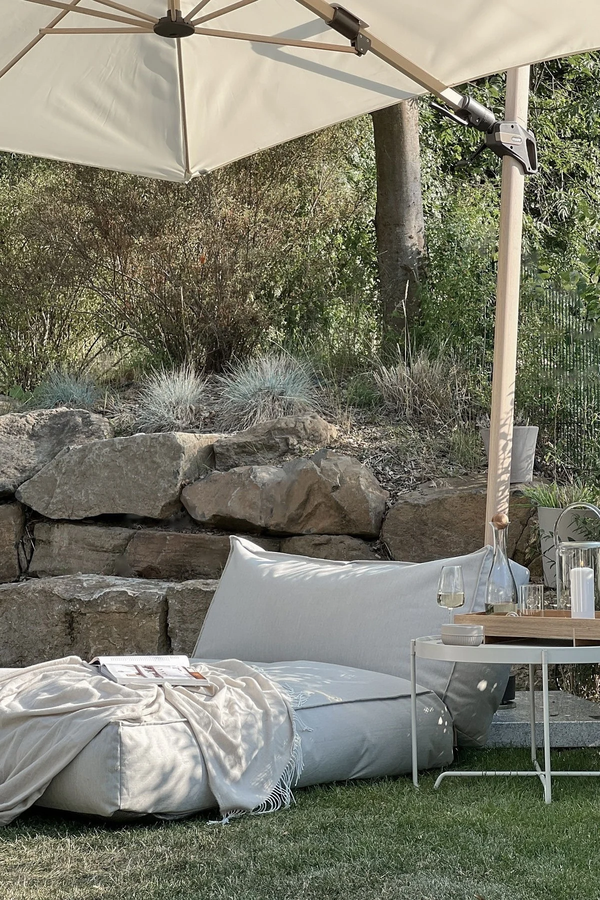 L'influenceuse @zuhauselig a aménagé un coin confortable dans son jardin avec le daybed Stay de Blomus et est donc tout à fait dans la tendance en ce qui concerne ses meubles de jardin.