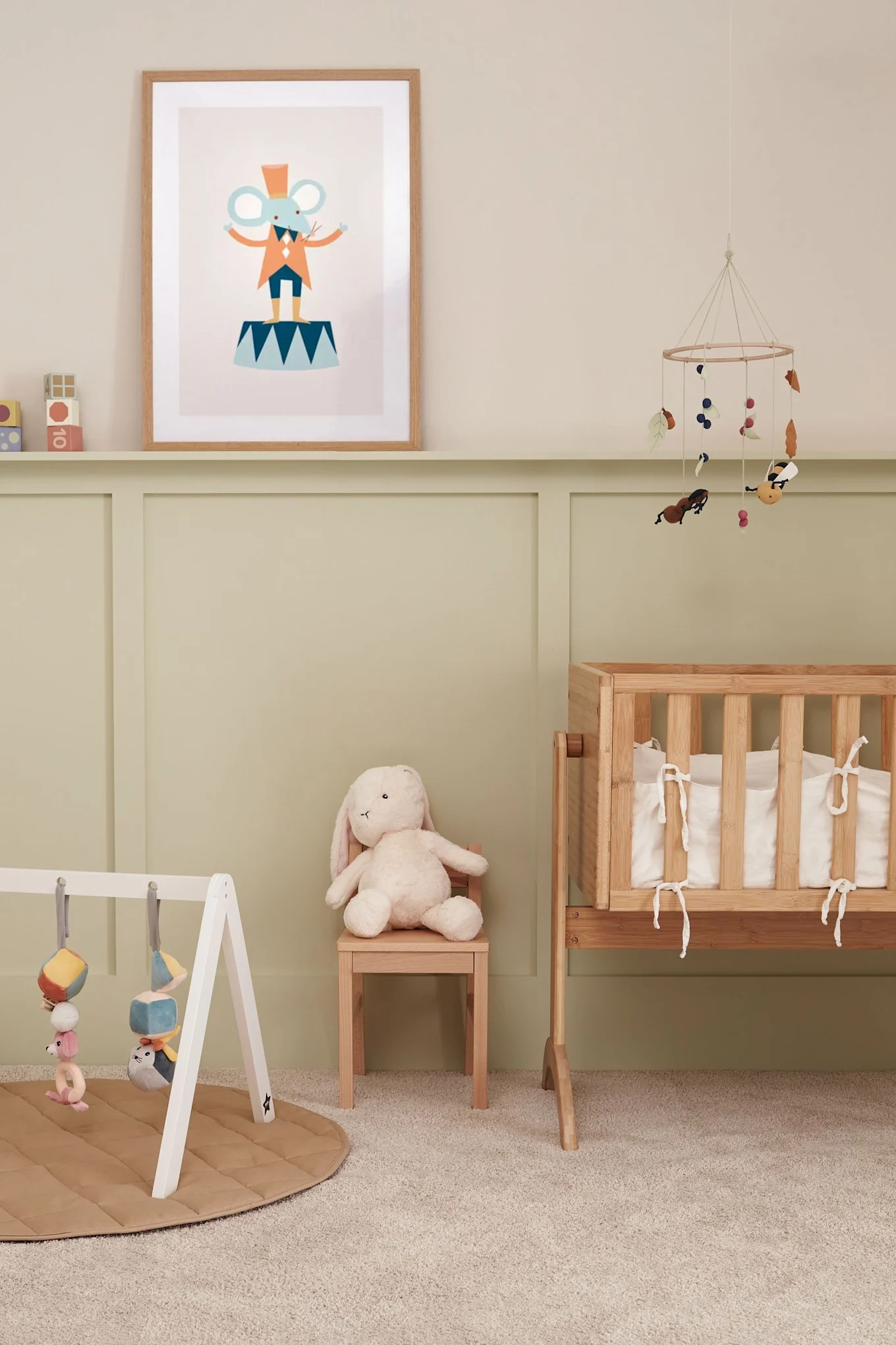 Les mobiles n'aident pas seulement à la coordination du bébé, mais complètent également l'aménagement de la chambre d'enfant. Le mobile Edvin de Kid's concept est composé de feuilles, de baies, d'abeilles et de fourmis fabriquées à partir de matériaux naturels.