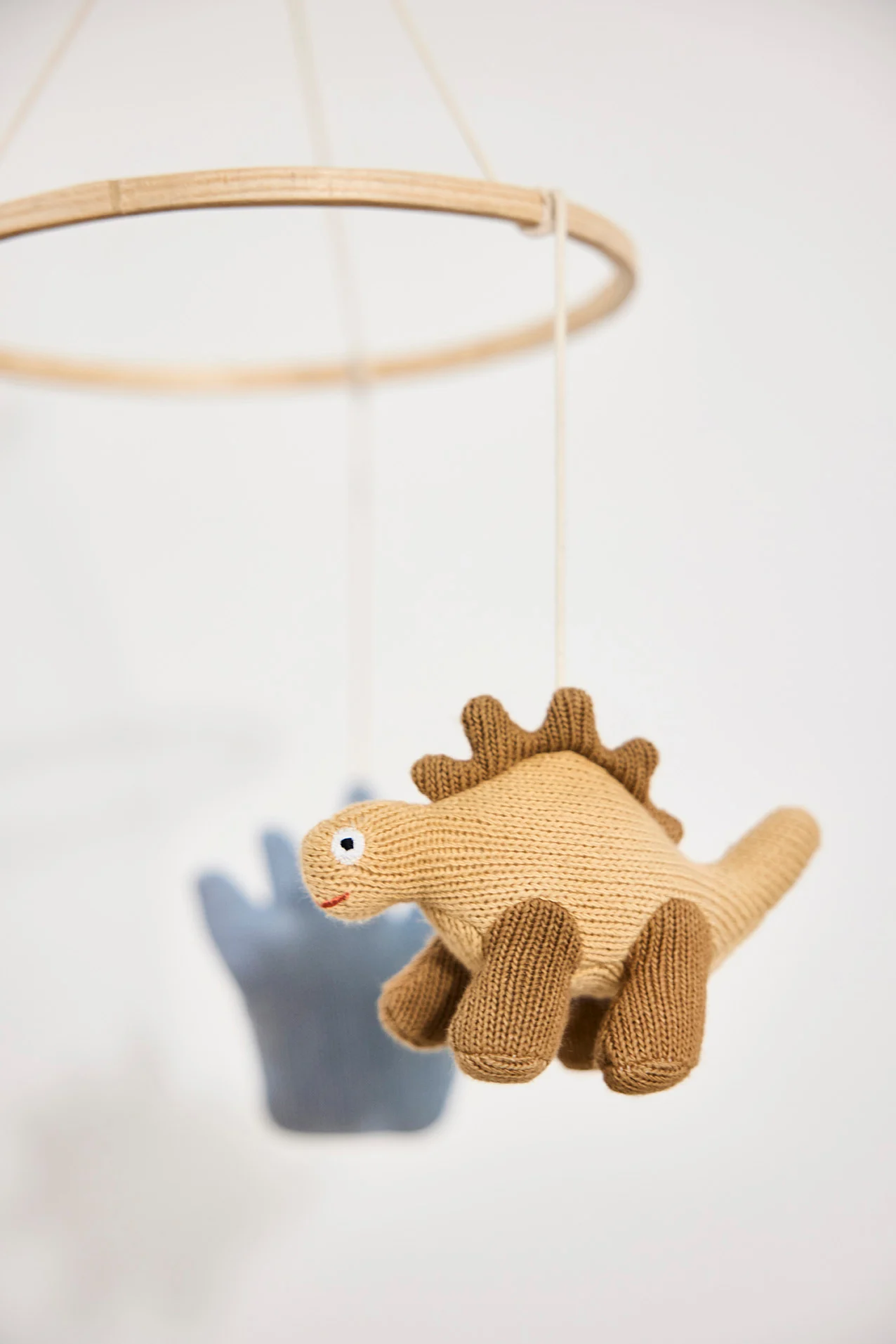 Les mobiles n'aident pas seulement à la coordination du bébé, mais complètent également l'aménagement de la chambre d'enfant. Le mobile Edvin de Kid's concept est composé de feuilles, de baies, d'abeilles et de fourmis fabriquées à partir de matériaux naturels.