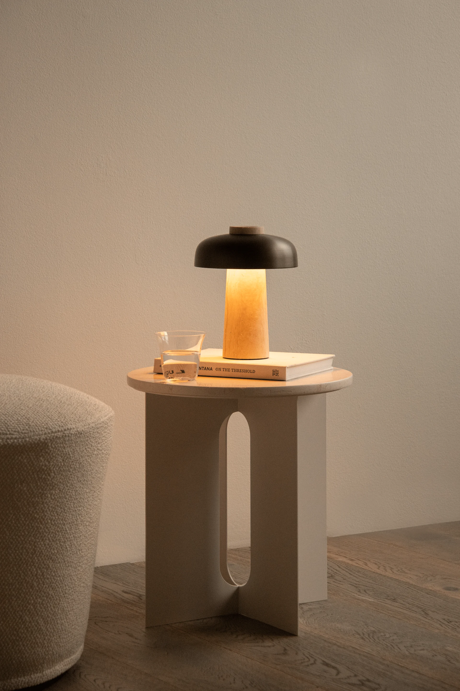 La lampe de table portable Reverse d'Audo Copenhagen est posée sur la table d'appoint beige.