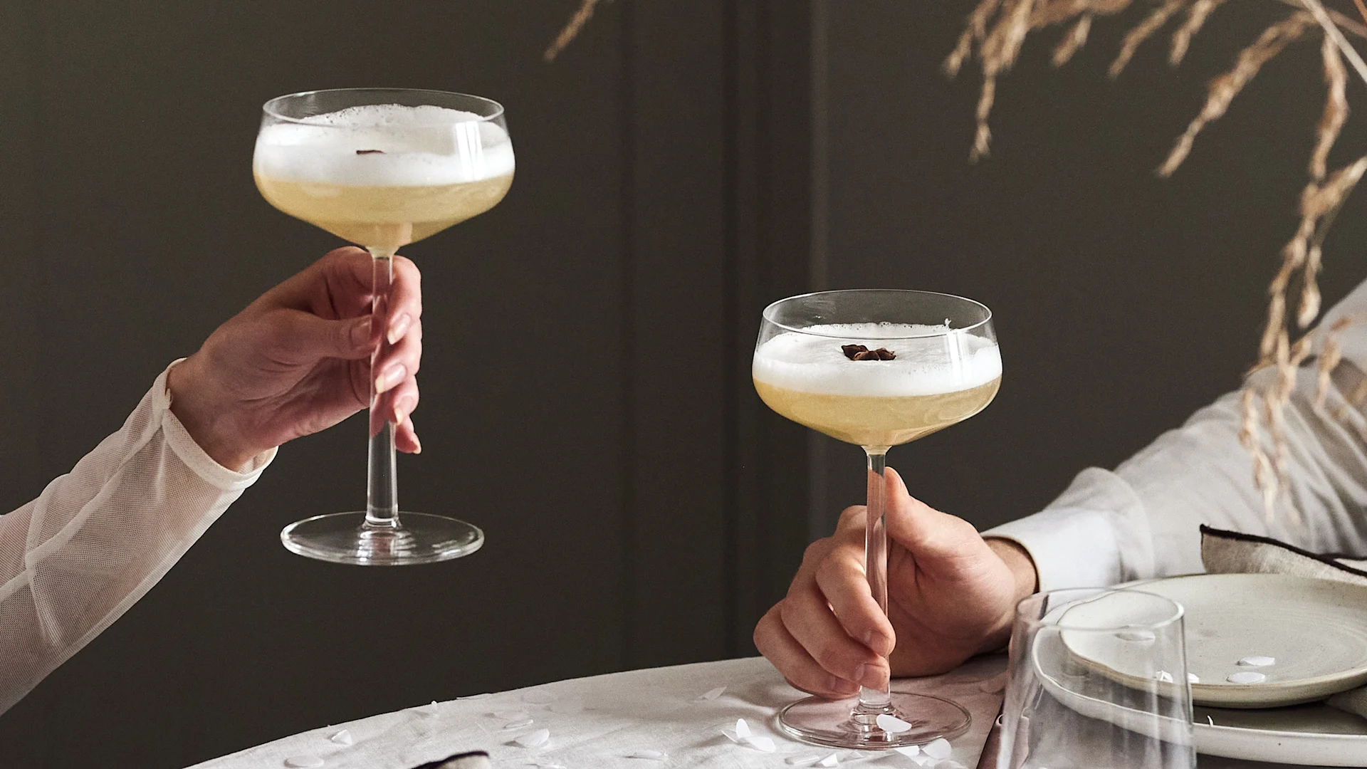 4 recettes de cocktails festifs pour le nouvel an - deux boissons à la fleur de sureau dans le verre à cocktail Iittala Essence.