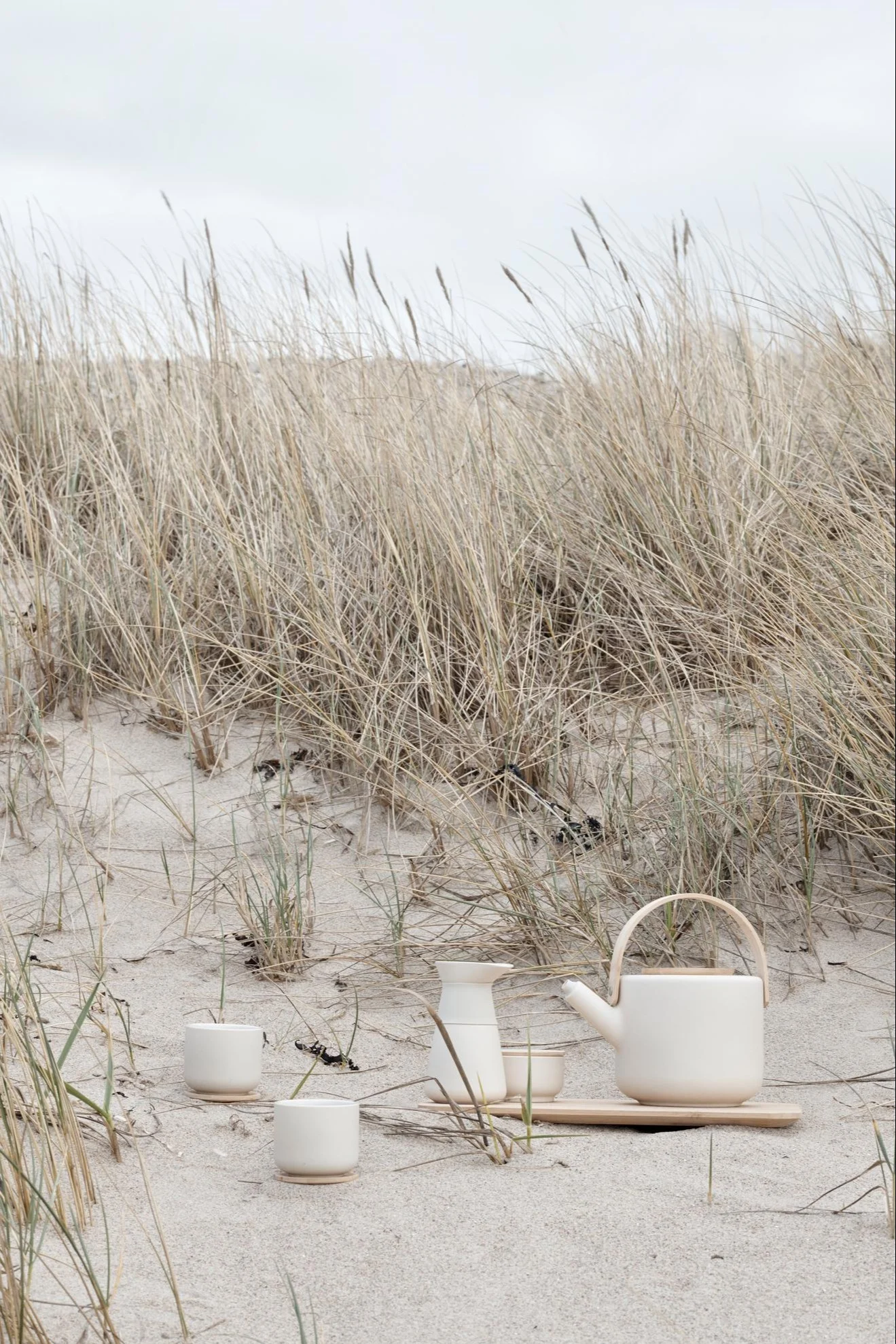 Lagom : sur une plage, la collection Theo de Stelton.