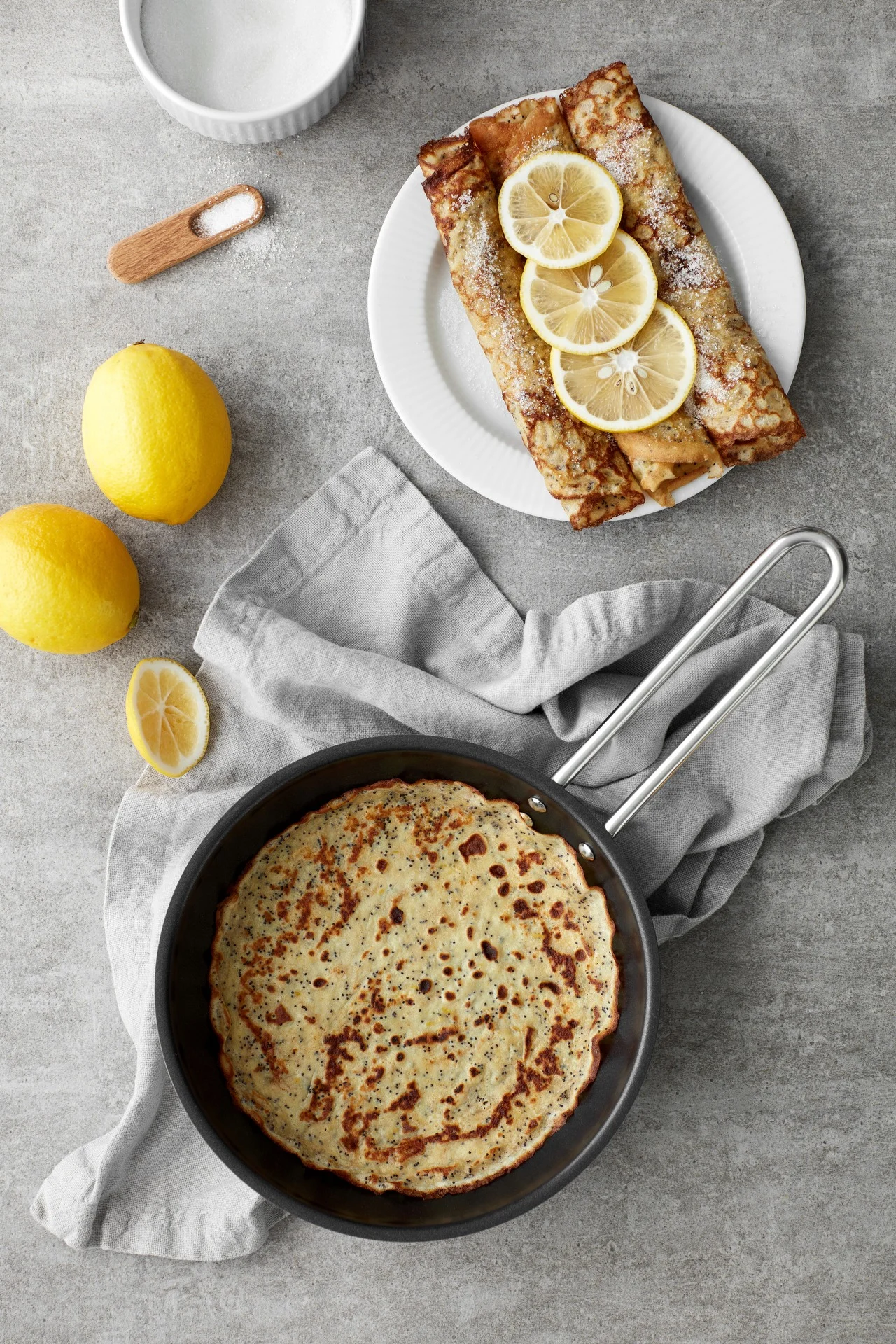 Vous voyez ici des crêpes parfaitement frites dans la poêle Eva Trio en acier inoxydable d'Eva Solo.