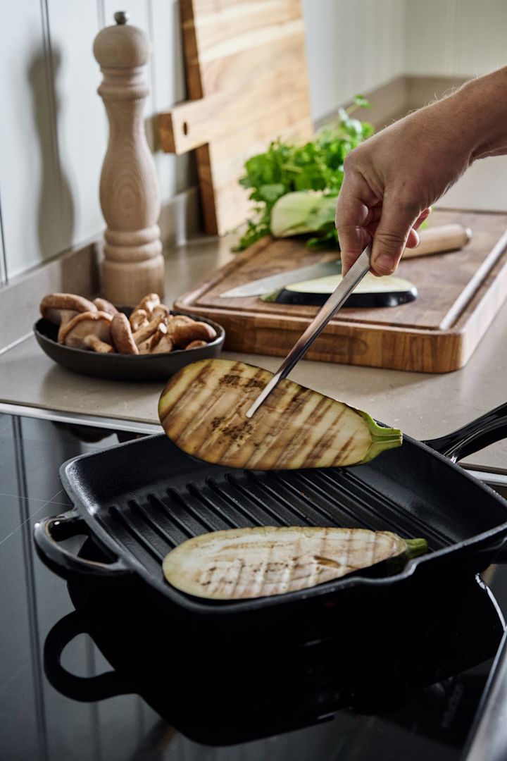 Les tranches de courgettes sont frites dans la poêle à griller Nordwik.
